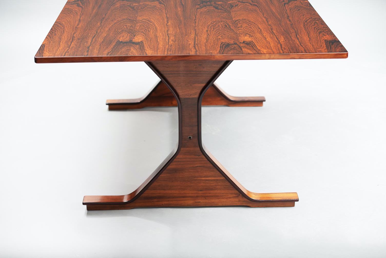 Rechteckiger Esstisch Modell 522 in Palo Santo, entworfen von Gianfranco Frattini für Bernini.
Ein zeitloser Tisch mit einem ikonischen Design, perfekt verarbeitet in einem sehr edlen Holz.

