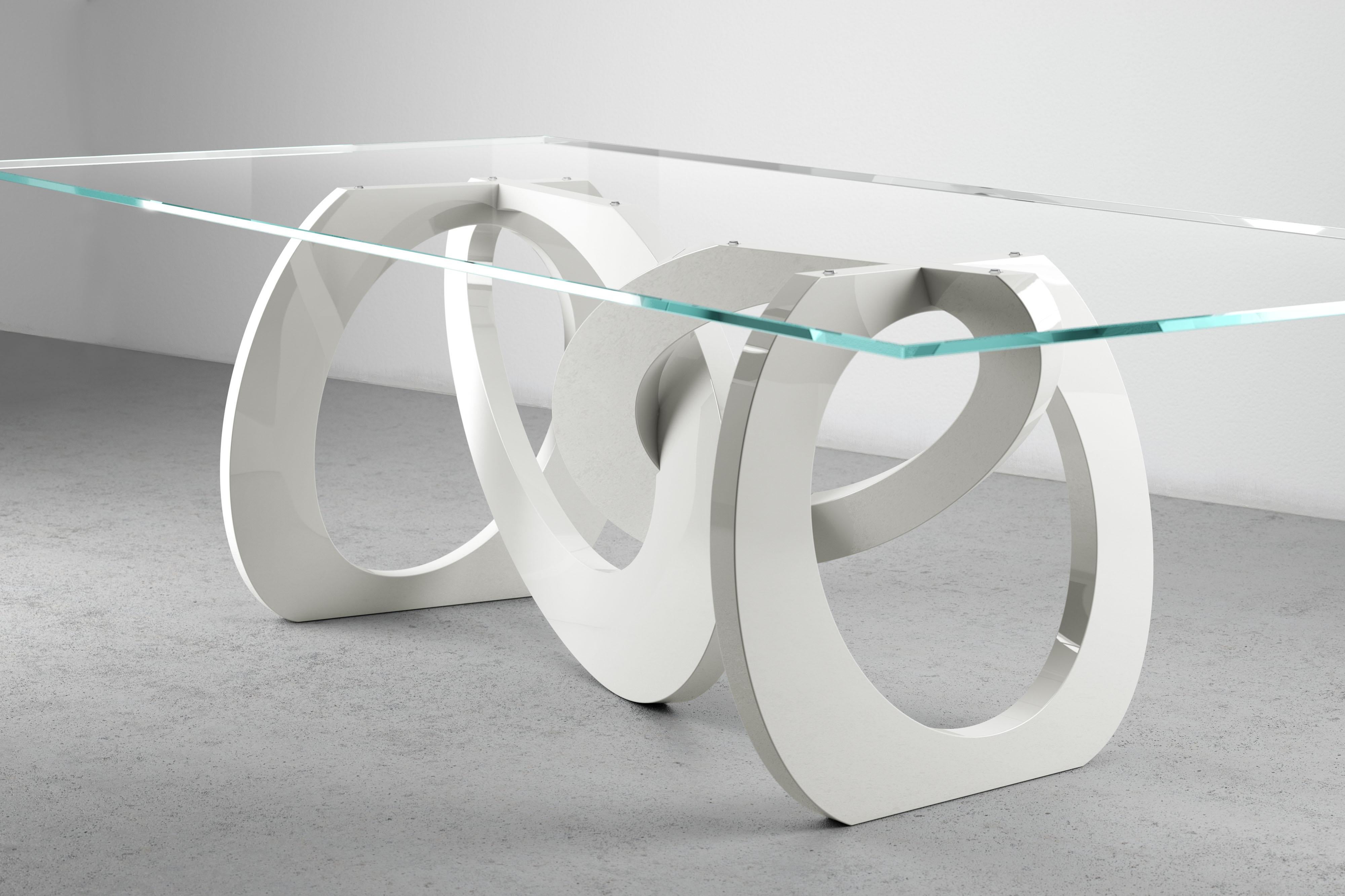 Esstisch mit Glasplatte und weißer glänzender lackierter Holzstruktur, maßgefertigte Farbe (Lackiert) im Angebot