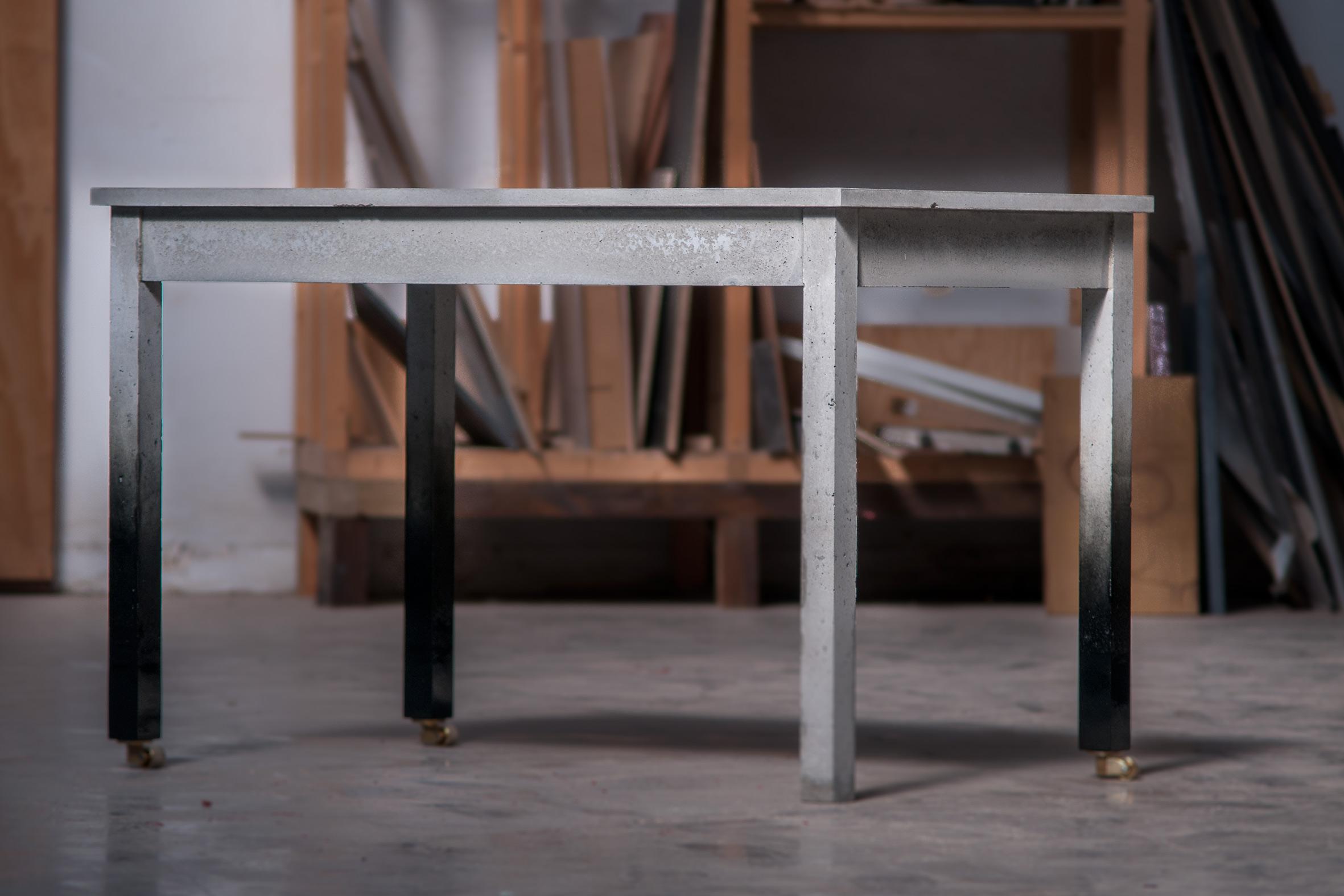 Table de salle à manger Béton gris et pieds laqués noirs Radtlos par Michael Roschach Neuf - En vente à Barcelona, ES