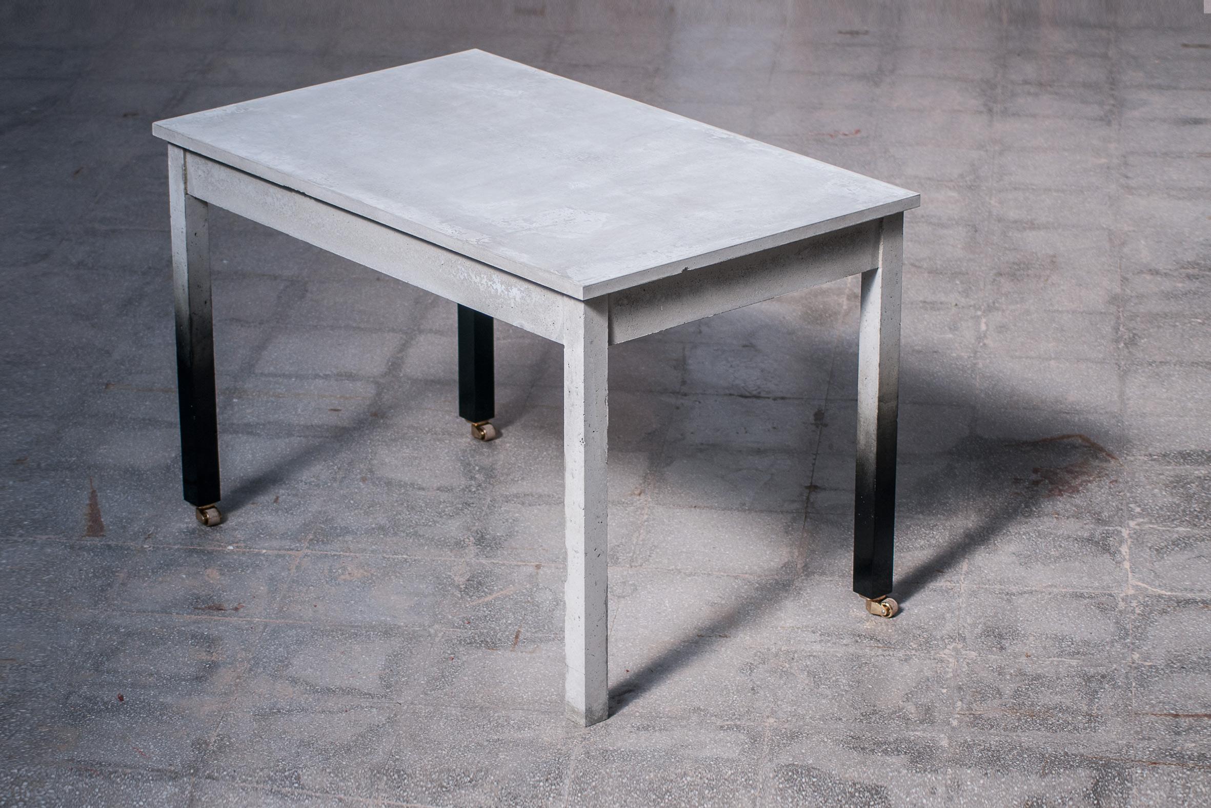 XXIe siècle et contemporain Table de salle à manger Béton gris et pieds laqués noirs Radtlos par Michael Roschach en vente