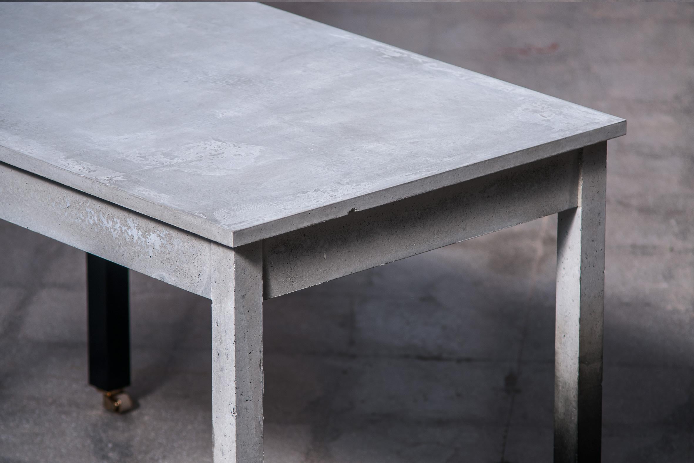 Table de salle à manger Béton gris et pieds laqués noirs Radtlos par Michael Roschach en vente 1