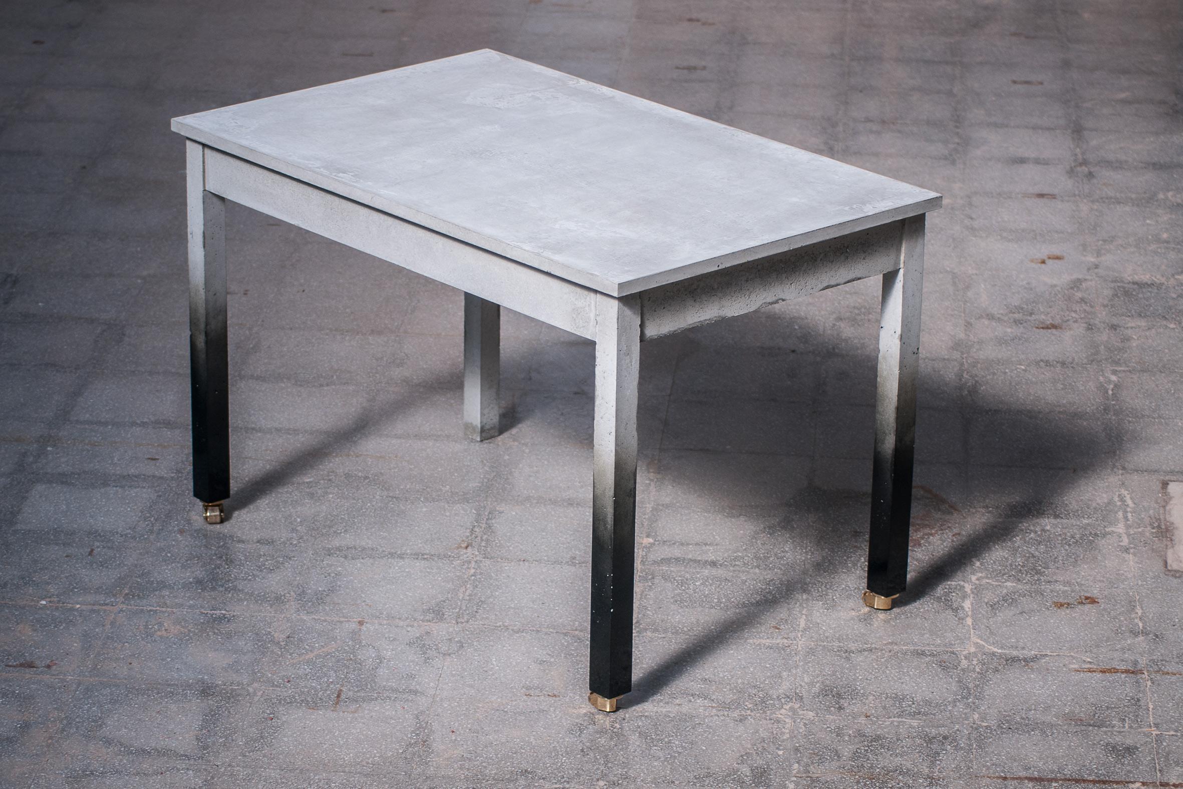 Table de salle à manger Béton gris et pieds laqués noirs Radtlos par Michael Roschach en vente 2
