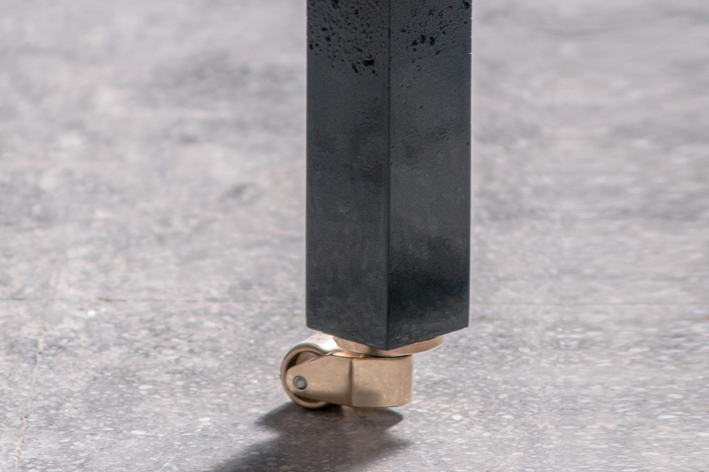 Table de salle à manger Béton gris et pieds laqués noirs Radtlos par Michael Roschach en vente 3