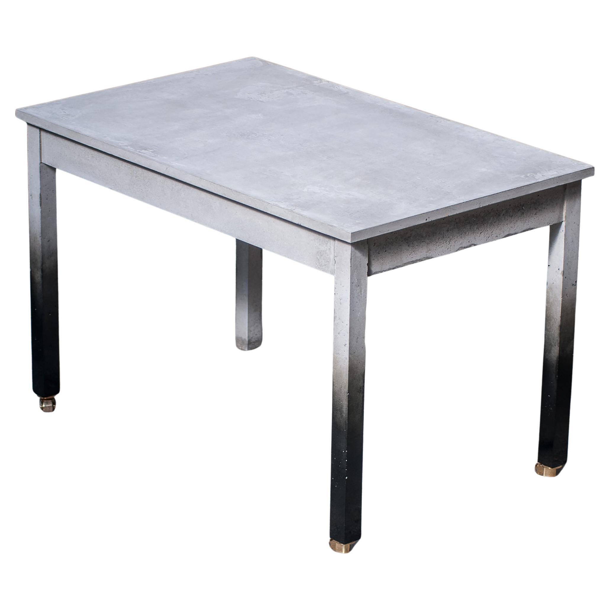 Table de salle à manger Béton gris et pieds laqués noirs Radtlos par Michael Roschach en vente