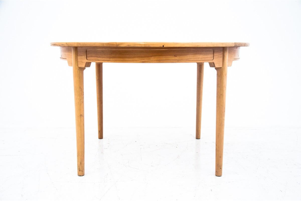 Round table made in Denmark, designed by Hans J. Wegner for Johannes Hansen. Made of ash wood.
Excellent condition. 

Measures: height 72 cm, diameter 120 cm.
