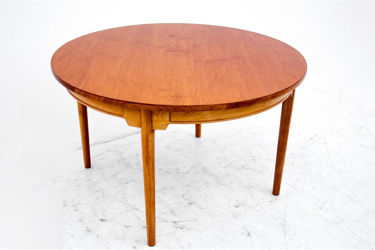 Round table made in Denmark, designed by Hans J. Wegner for Johannes Hansen. 

Made of light ash wood. The table top with longitudinal panels, slightly wider at the joints with the legs. This element breaks the look of the table and gives it