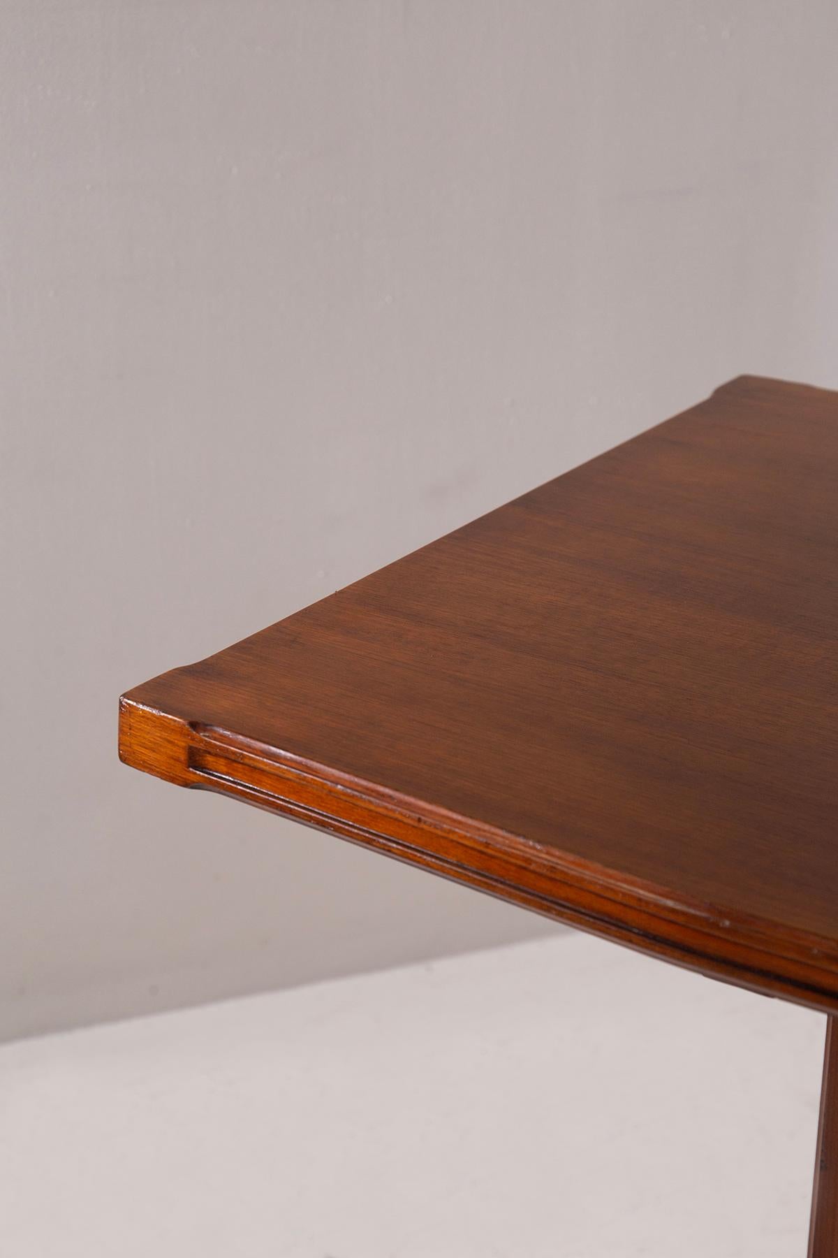 Il tavolo è nelle condizioni perfette.In the quiet embrace of the 1950s, Ilmari Tapiovaara created a dining table that has since become a timeless masterpiece: a symphony of wood that resonates with the soul of essential design. Behold a creation