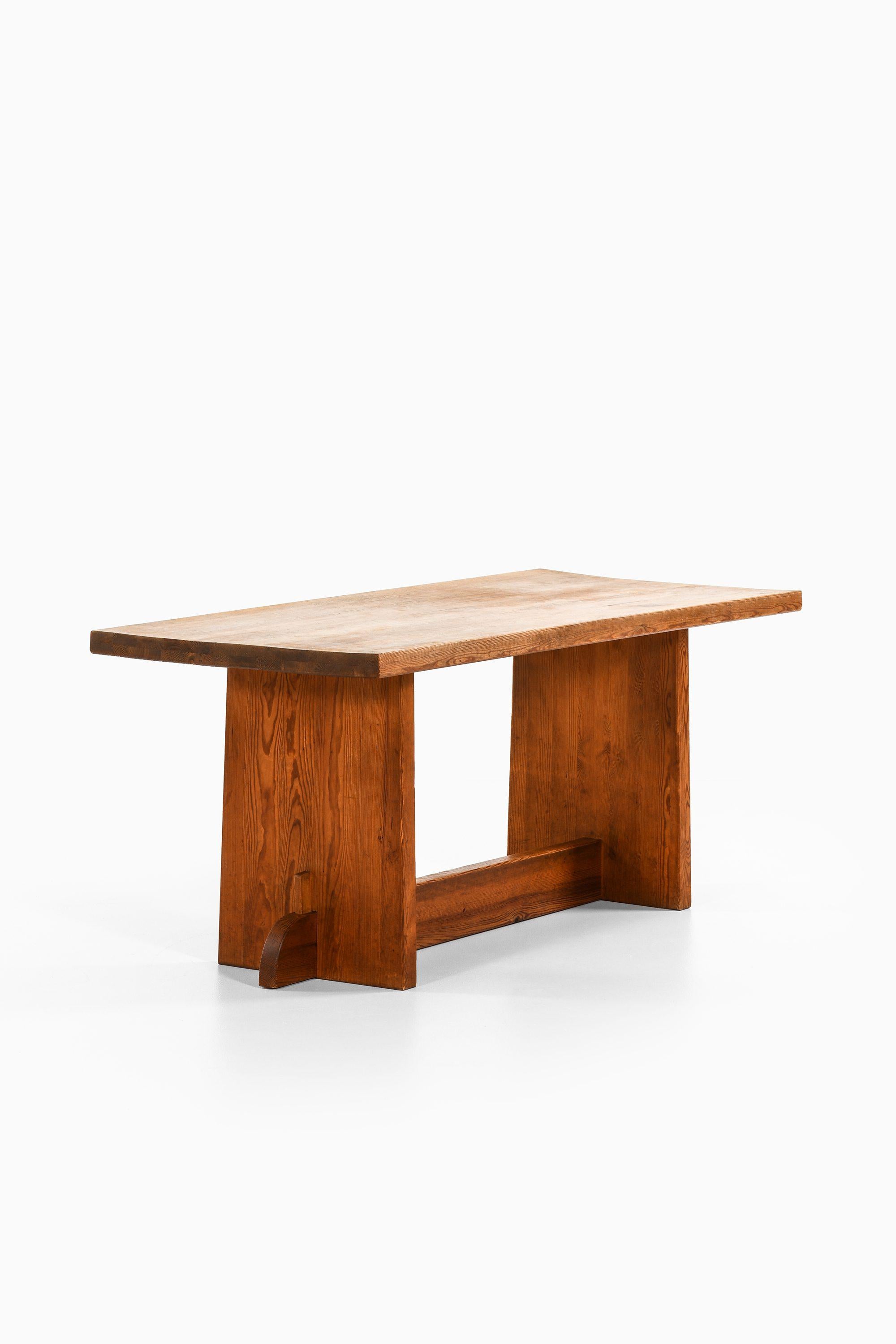 Table de salle à manger en pin teinté à l'acide d'Axel Einar Hjorth, 1932

Informations supplémentaires :
MATERIAL : Pin teinté à l'acide
Style : Milieu du siècle, Scandinave
Rare table de salle à manger modèle Lovö
Produit par Nordiska Kompaniet en