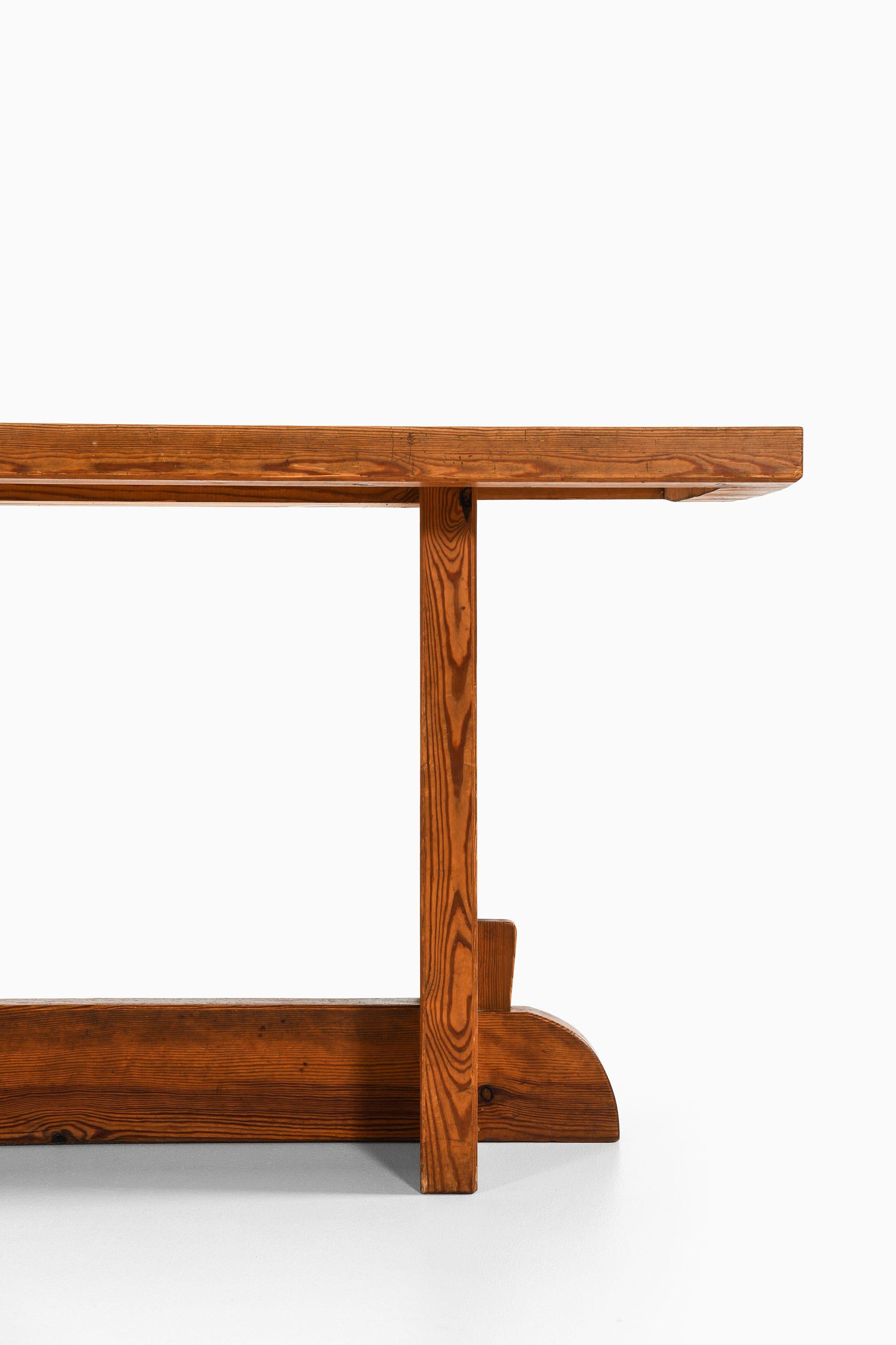 Suédois Table de salle à manger en pin teinté à l'acide d'Axel Einar Hjorth, 1932 en vente