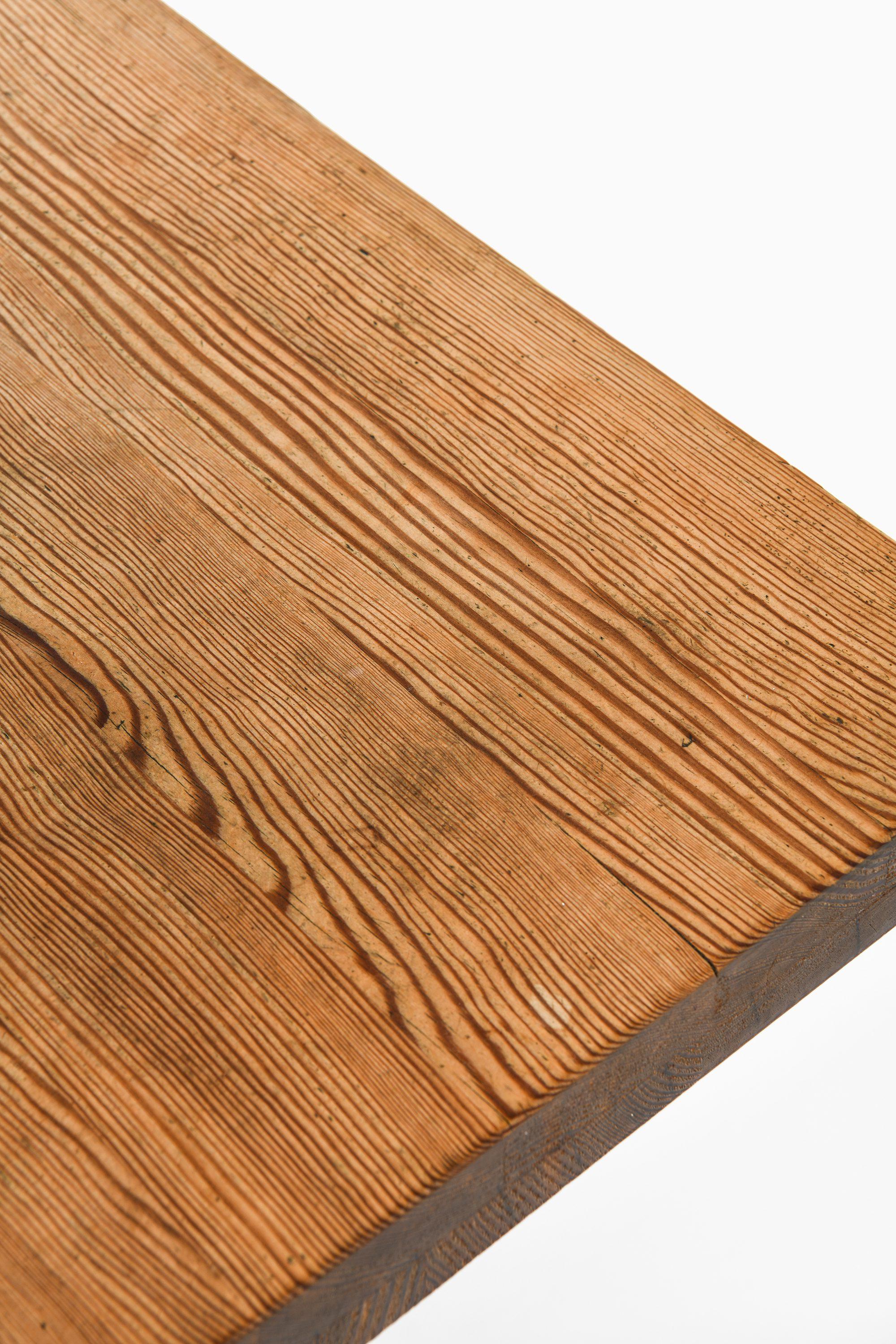 Tacheté Table de salle à manger en pin teinté à l'acide d'Axel Einar Hjorth, 1932 en vente