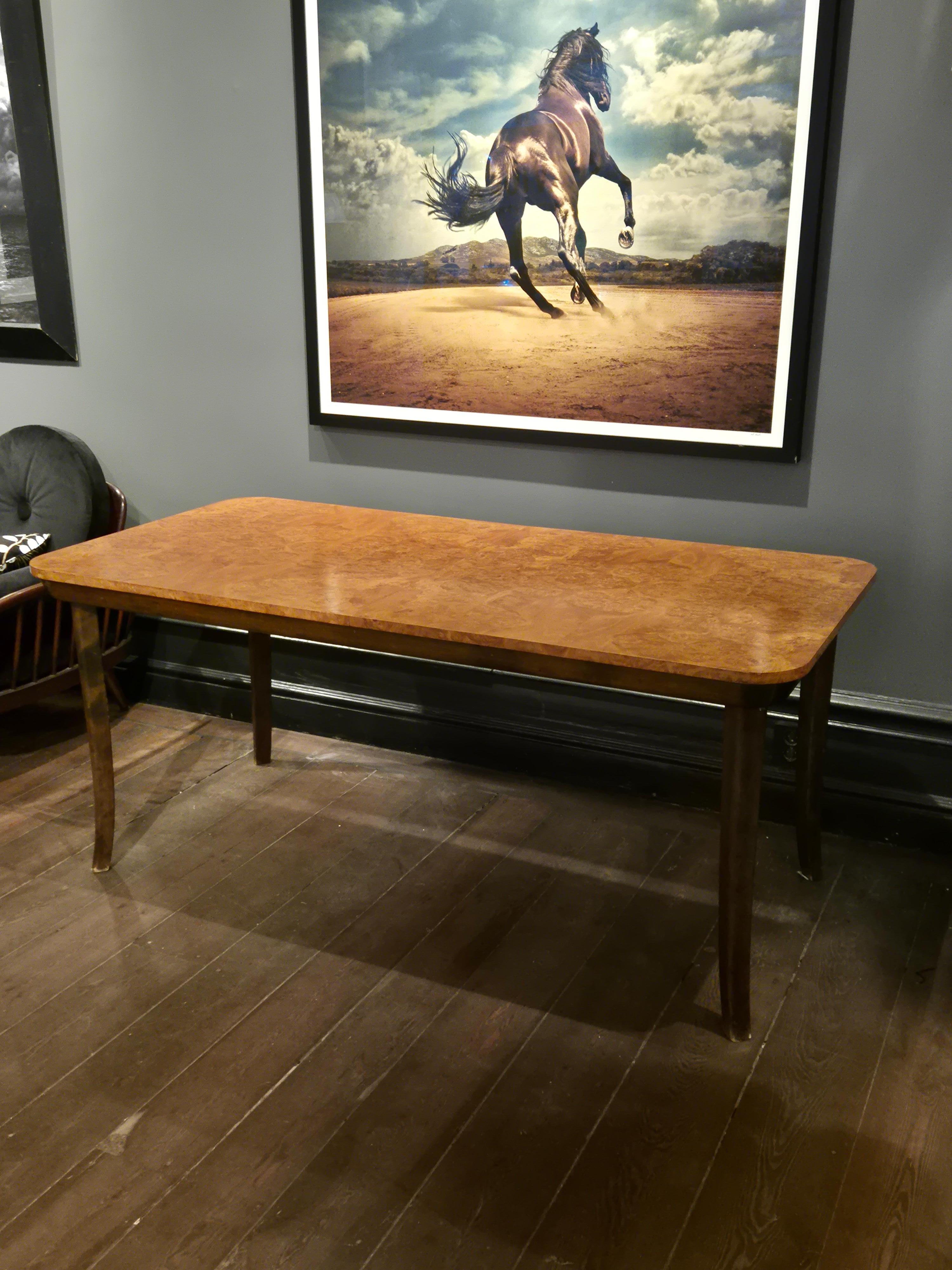 Rare table de salle à manger intemporelle en ronce de bois et hêtre, modèle K.K. par Axel Einar Beeche, NK 1938, Swedish Modern.

Cette table est documentée dans les archives du Nordiska Muséet à Stockholm.

Avec deux rallonges de table d'origine,