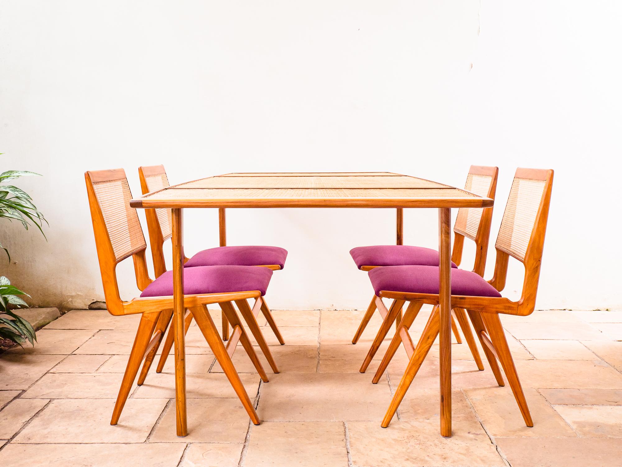 Il s'agit de la rare et extrêmement recherchée table à manger avec plateau en rotin, créée par le designer austro-brésilien Martin Eisler au début ou au milieu des années 1950.

Eisler a été séduit par la simplicité et les résultats de