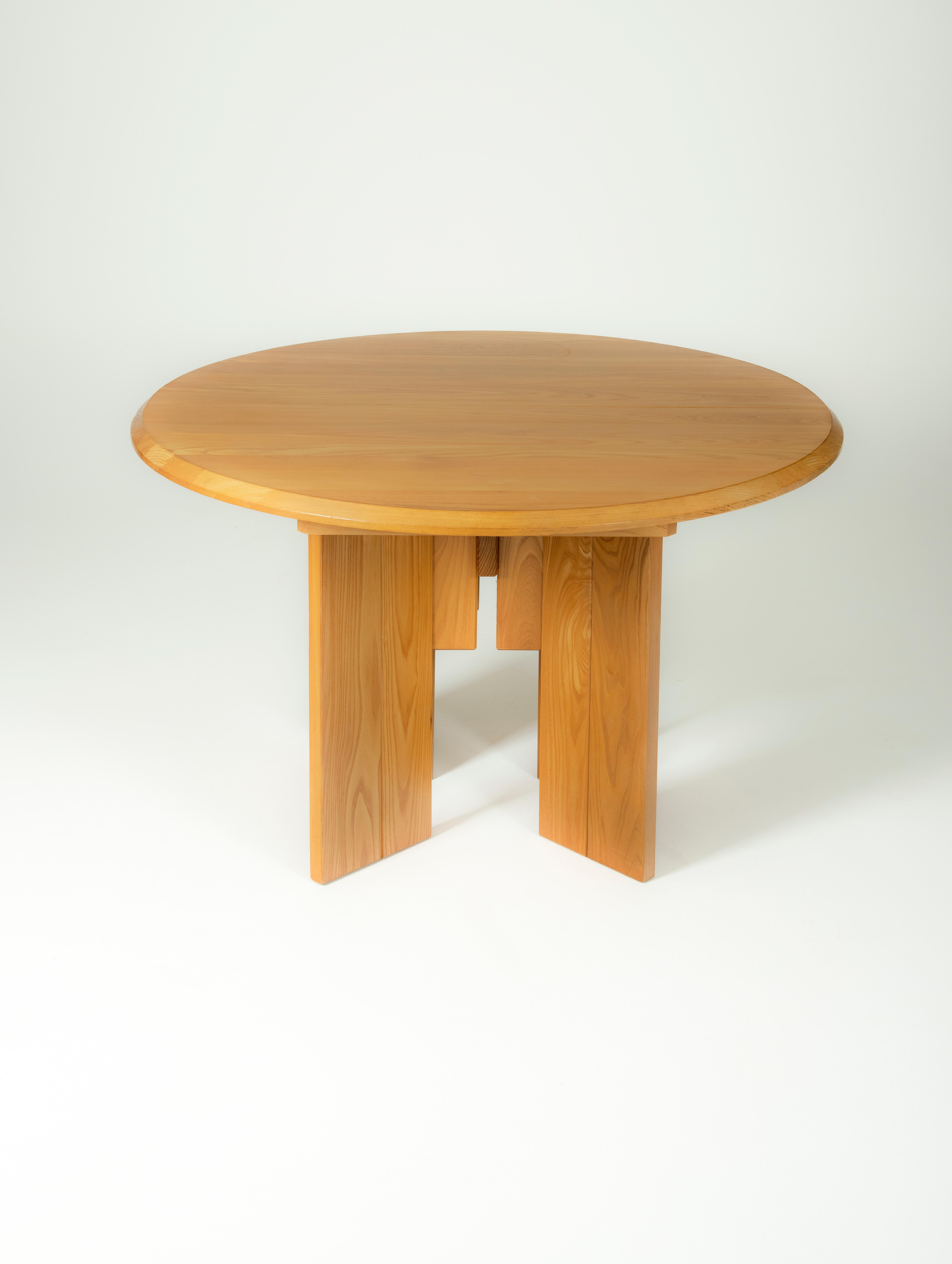 Round solid elm dining table designed by Maison Regain in the 1980s. The table comes with an extension to accommodate both 4 and 6 people. Excellent condition.
LP746