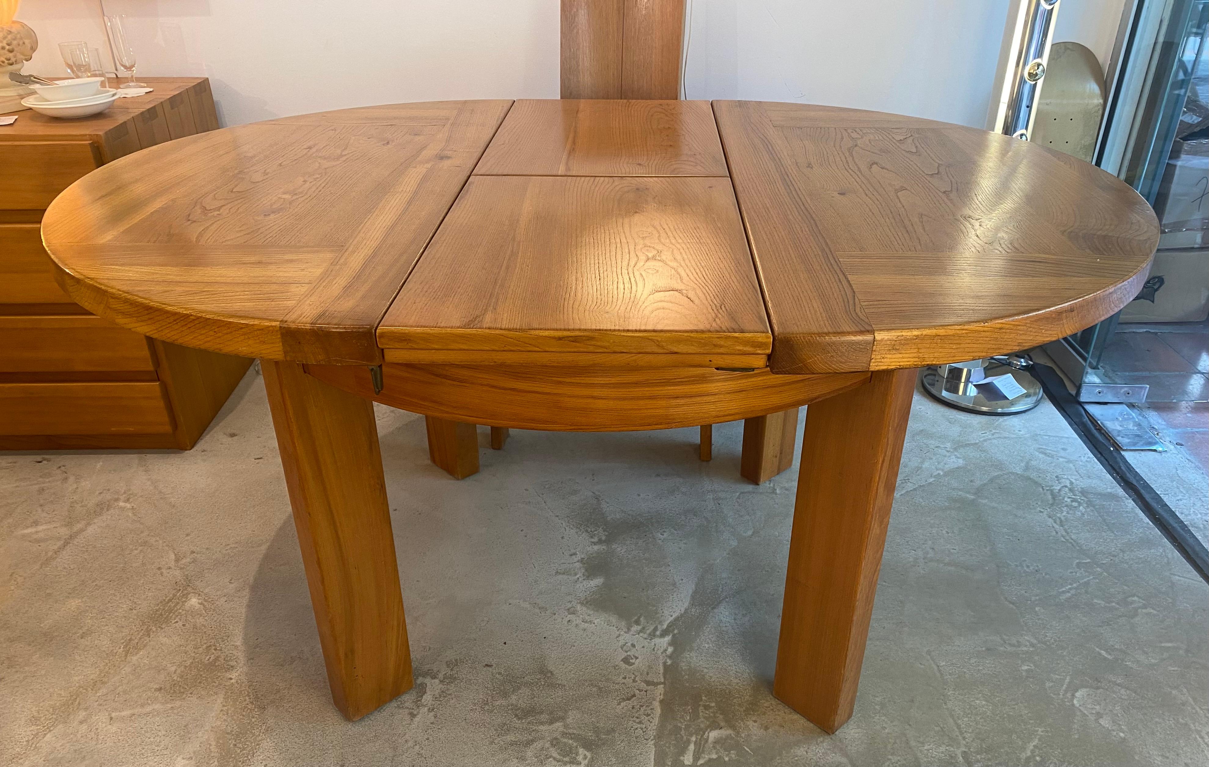 Dining table - Regain
Elm

Has an extension in its center

Dimensions open: L156xD116xH76cm

Dimensions closed: L117xD117xH76cm

1978.