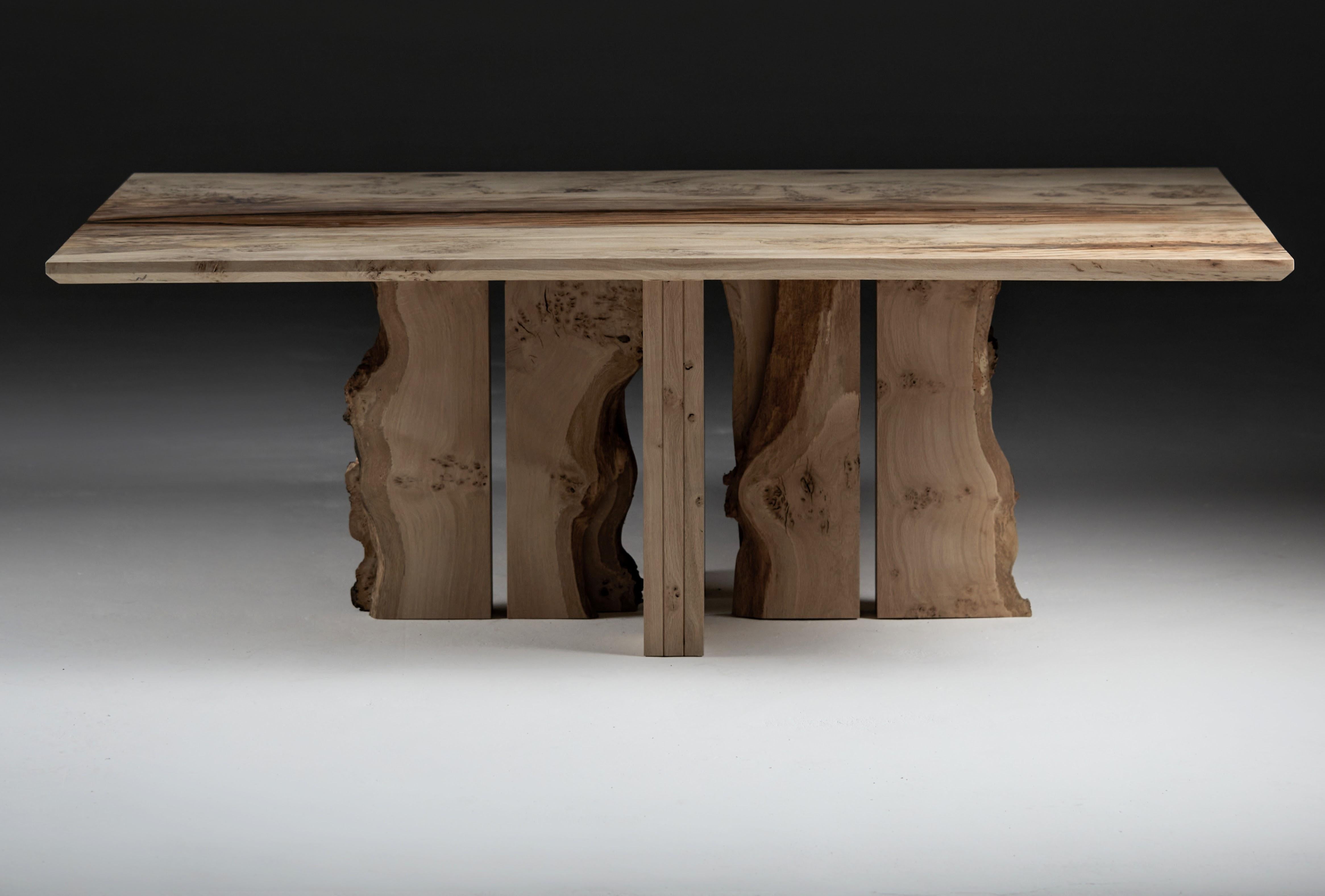 XXIe siècle et contemporain Table de salle à manger en chêne anglais avec pieds centraux à bord vif inversé  en vente