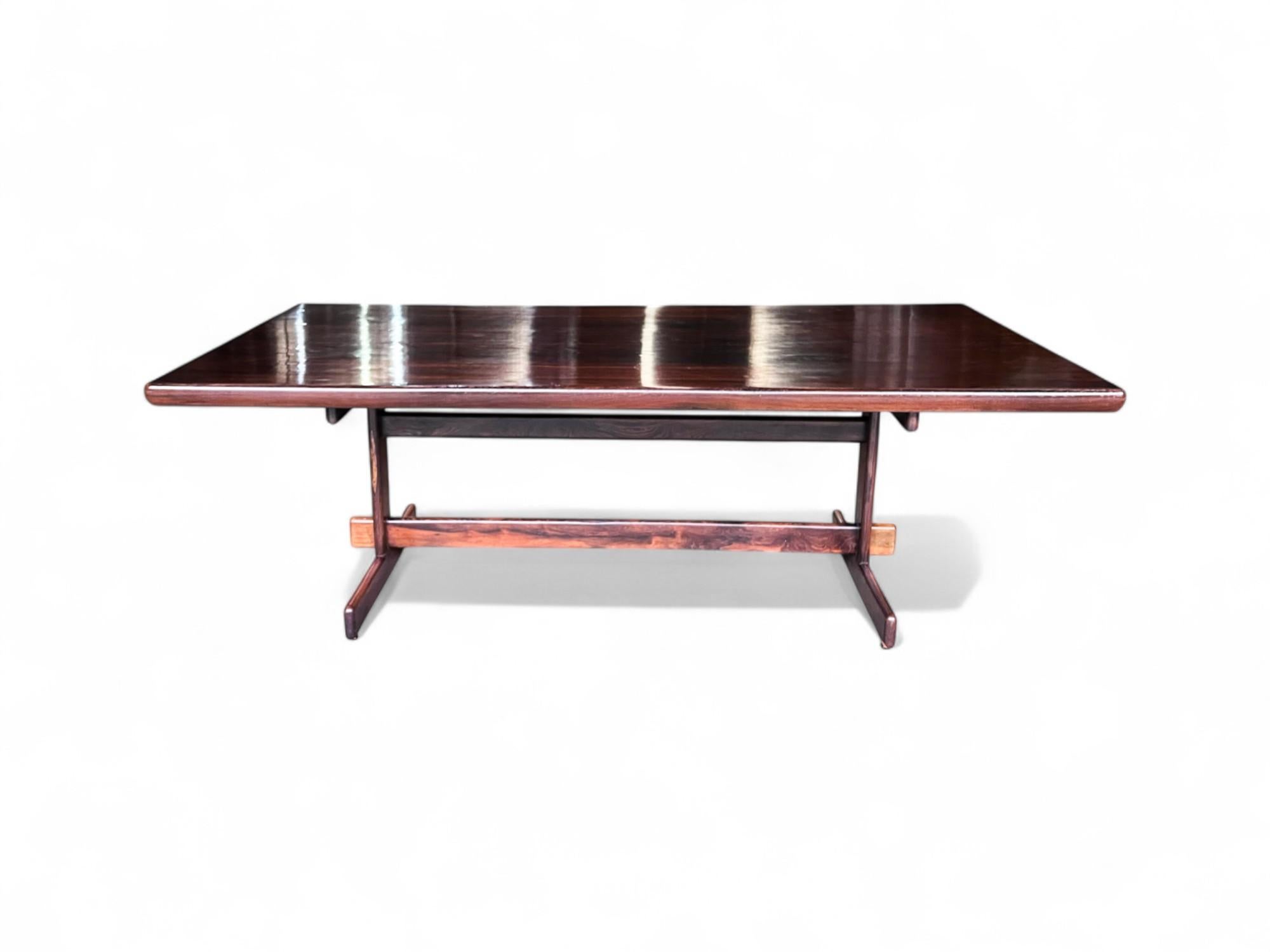Esta mesa está hecha con palisandro de Brasil (también conocido como jacarandá) La base de la mesa está hecha con dos patas en forma de 