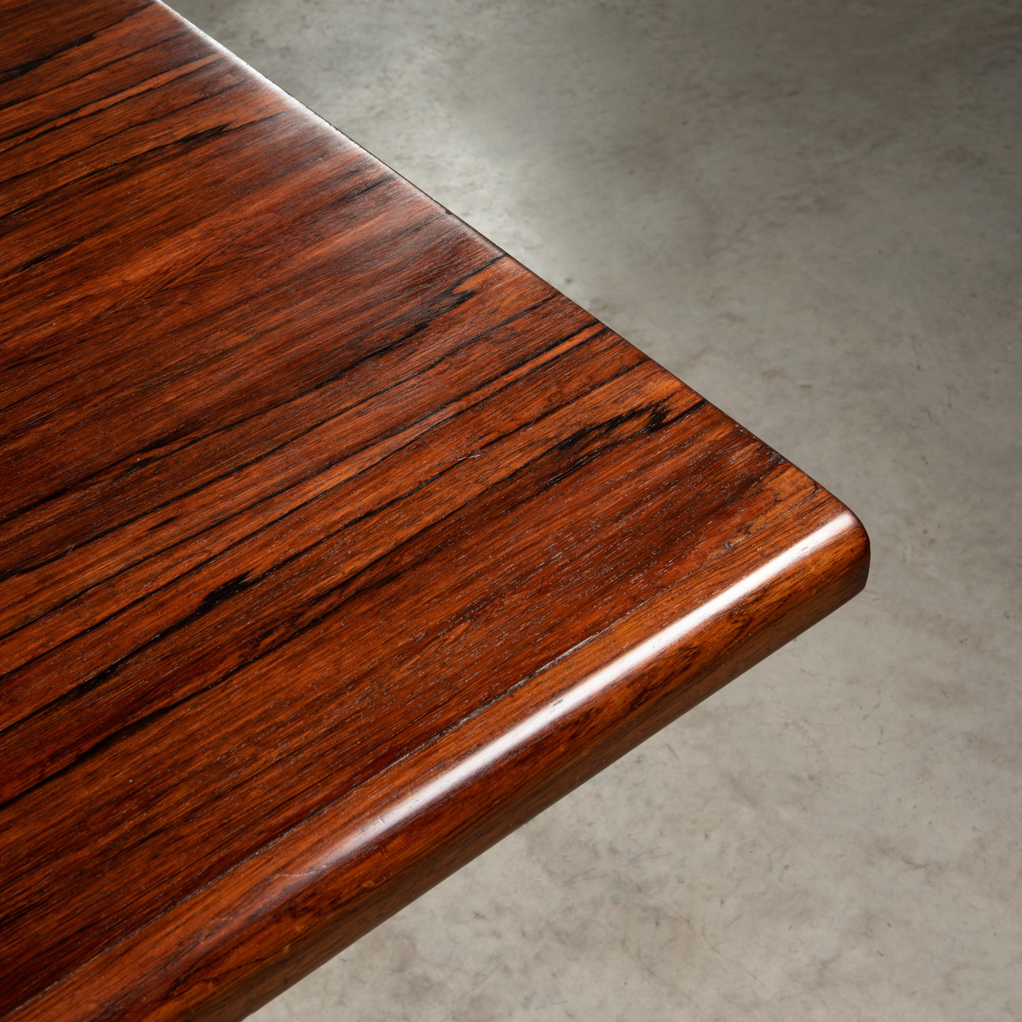 Dining Table in Hardwood, by Novo Rumo, Brazilian Mid-Century Modern In Good Condition For Sale In Sao Paulo, SP