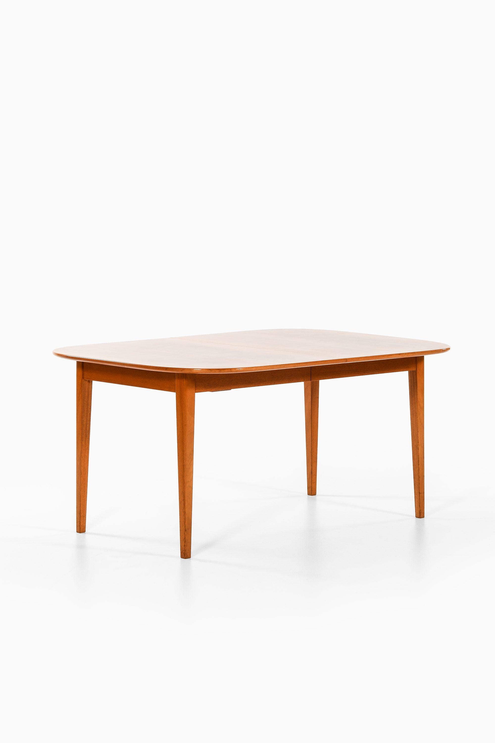 Table de salle à manger en acajou et buis par Josef Frank, 1938

Informations supplémentaires :
Matière : Acajou et buis
Style : Milieu du siècle, Scandinave
Rare table de salle à manger modèle 947
Produit par Svenskt Tenn en Suède
Dimensions (L x P