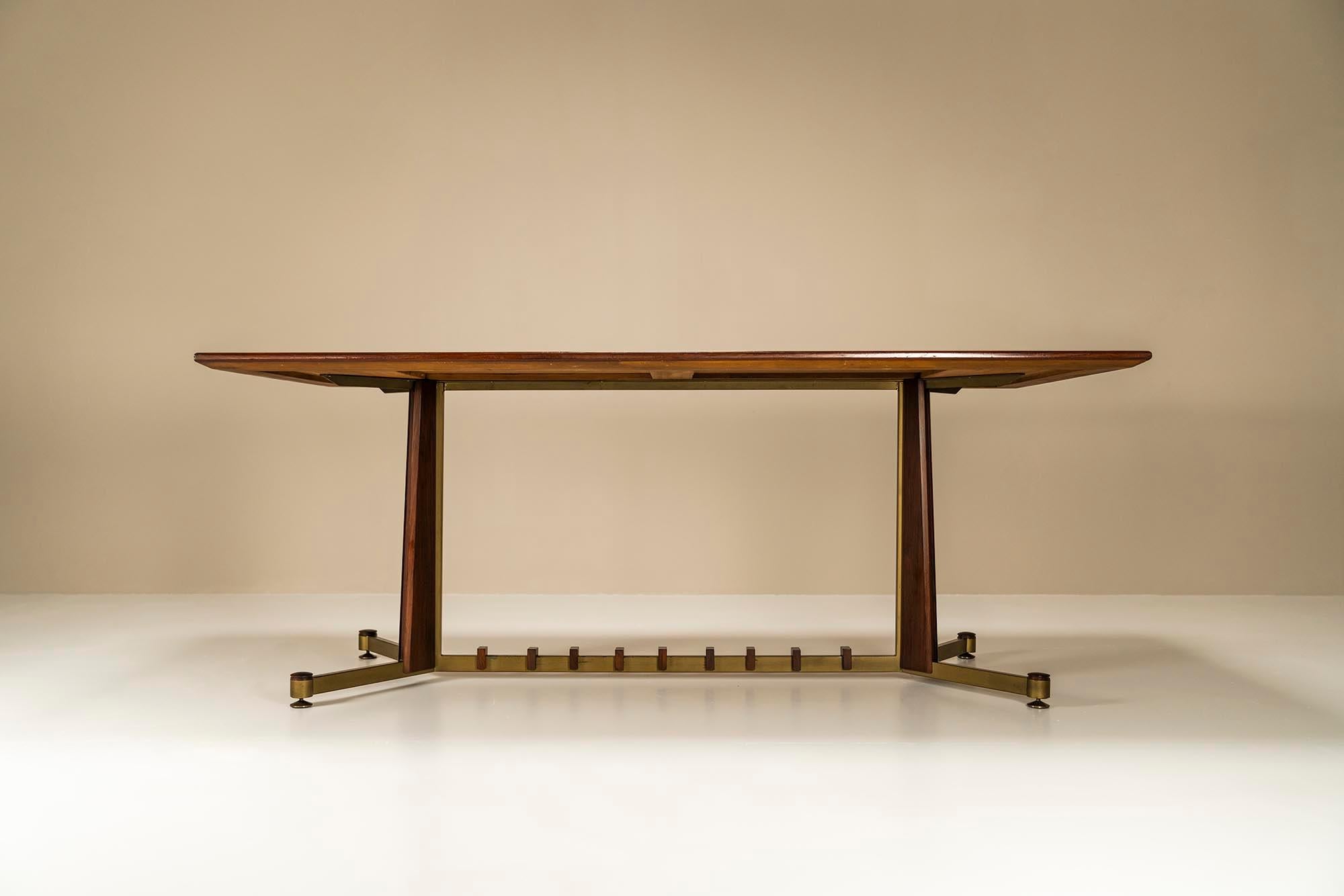 Cette table de salle à manger italienne des années 1960 se distingue par son design architectural et le choix des matériaux. Commençons par le cadre, qui se caractérise par un certain nombre de détails frappants. Les pieds ronds sont en laiton et