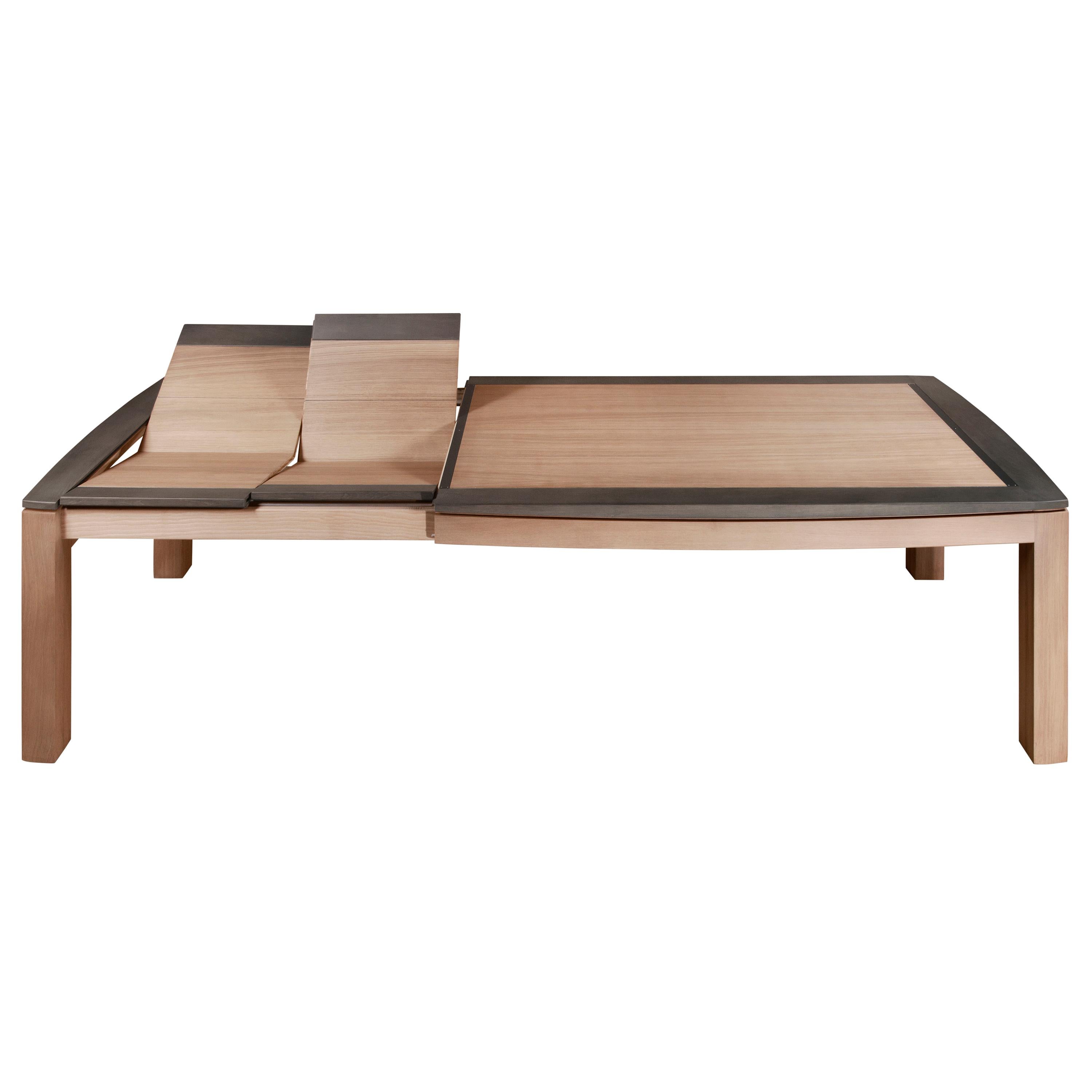 Cette table de salle à manger rectangulaire appartient à la collection SIENNA et a été créée par le designer français Christophe Lecomte. Christophe utilise le chêne, bois noble français, pour renforcer le sentiment de durabilité et les lignes