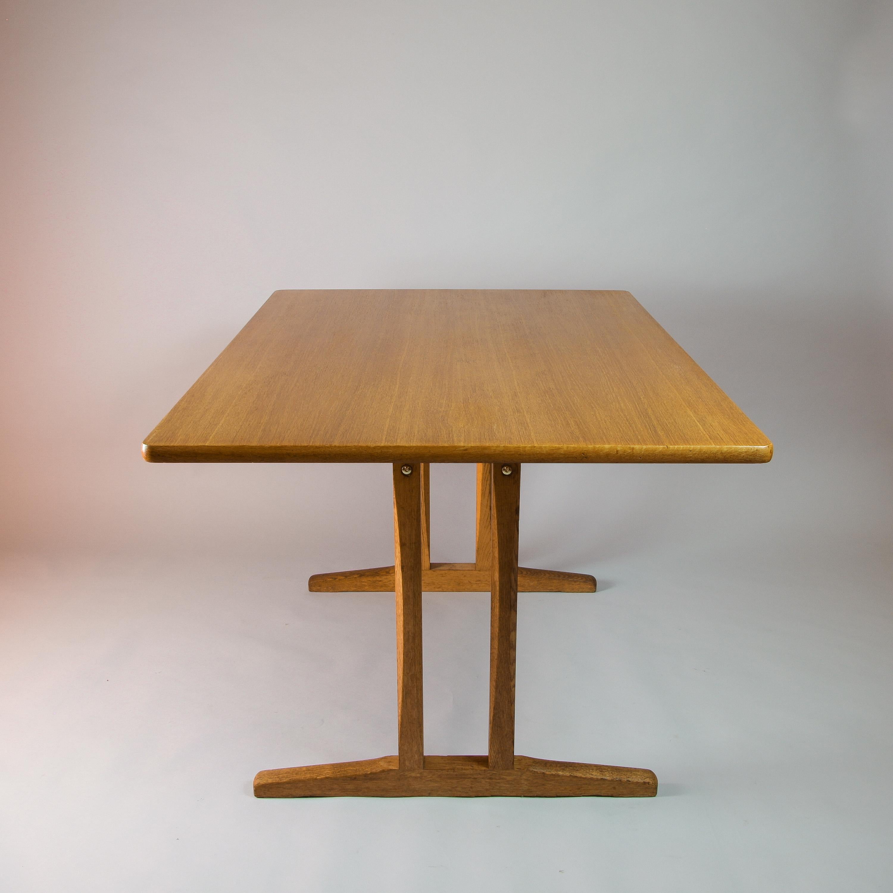 The Classic Mogensen C18 shaker dining table in in solid and veneered oak by F.D.B. In original condition with a treated and re-oiled top. Please note the original bolts have been replaced. This table can be fully dismantled. Designed in 1957 this