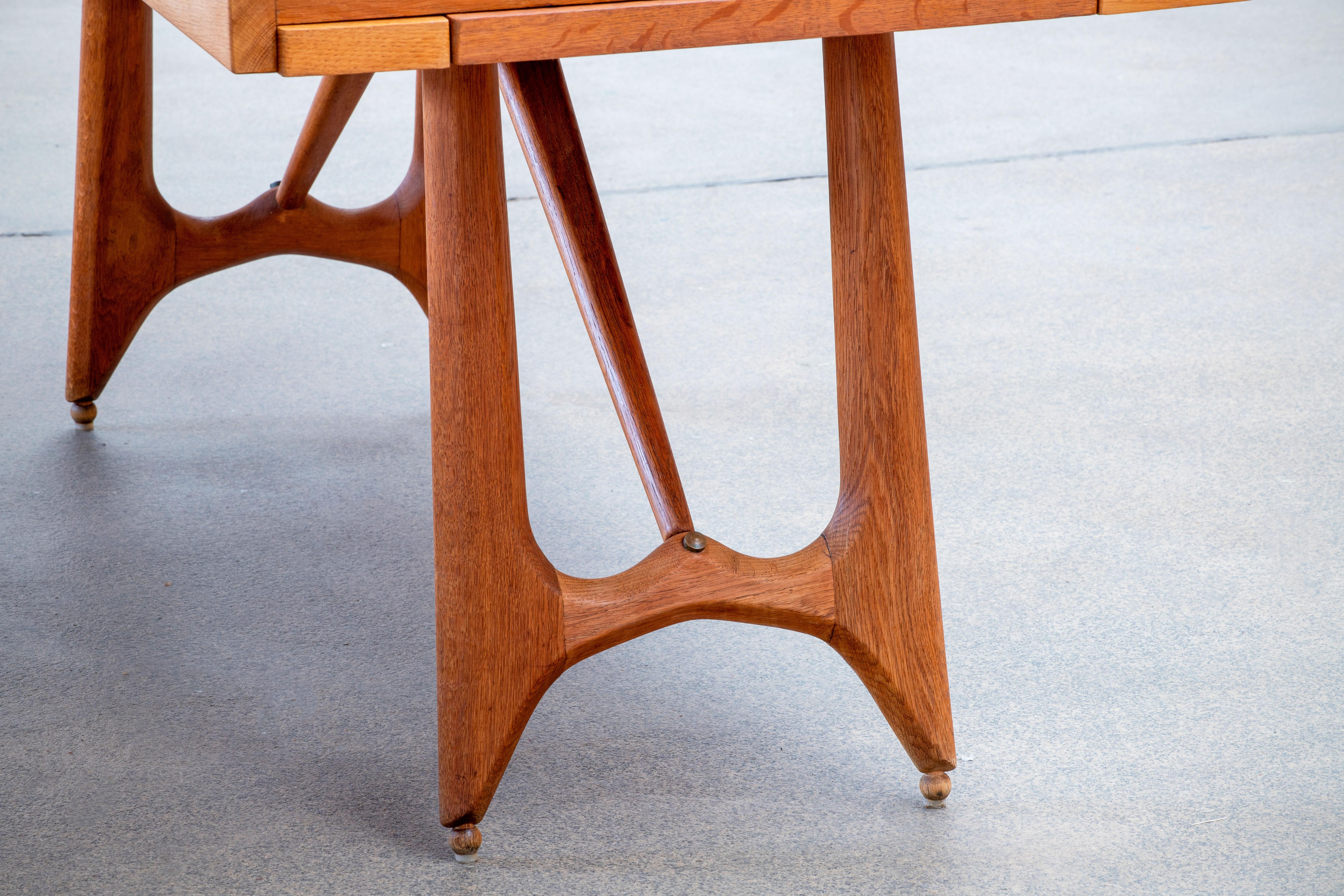 Table de salle à manger, en chêne, Guillerme et Chambron pour Votre Maison, France, 1965 en vente 7