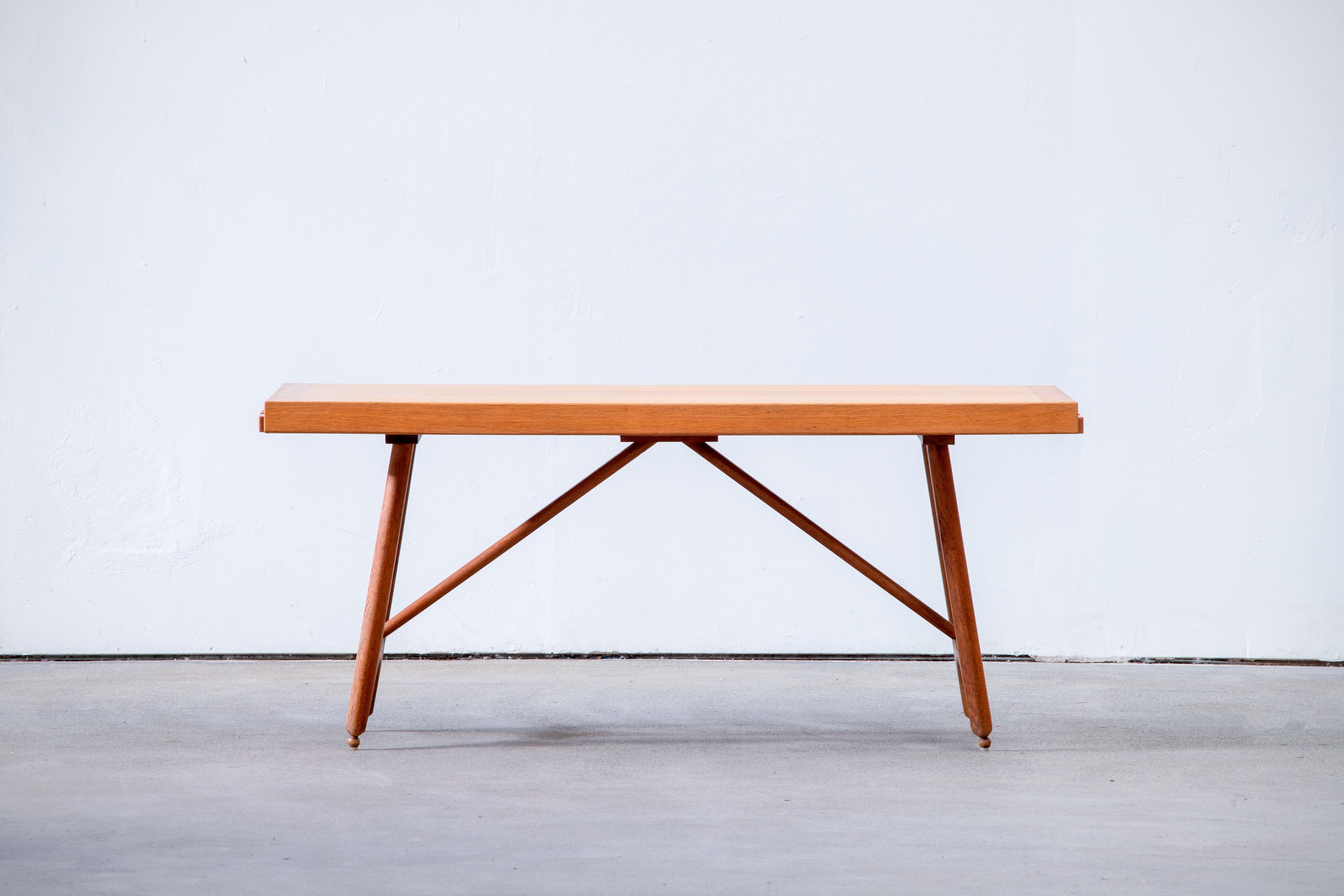Dining Table, in Oak by Guillerme et Chambron for Votre Maison, France, 1965 In Good Condition For Sale In Wiesbaden, DE