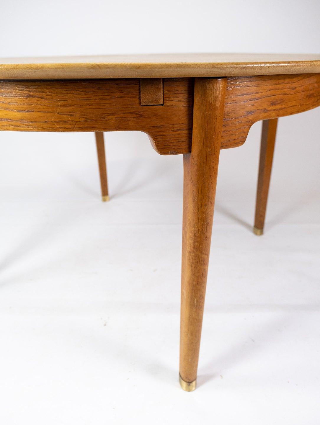 Dining table in oak of Danish design from the 1960s. The table is in great vintage condition.
Extensions measures 50 cm each.
