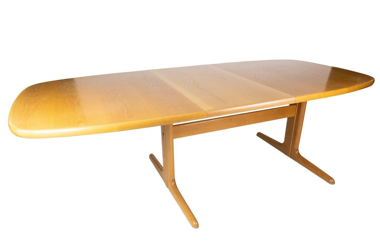 Cette table de salle à manger est un bel exemple de design danois des années 1960, fabriqué par la célèbre société Skovby Møbelfabrik, connue pour sa qualité et son savoir-faire.

La table est fabriquée en chêne, ce qui lui confère une atmosphère