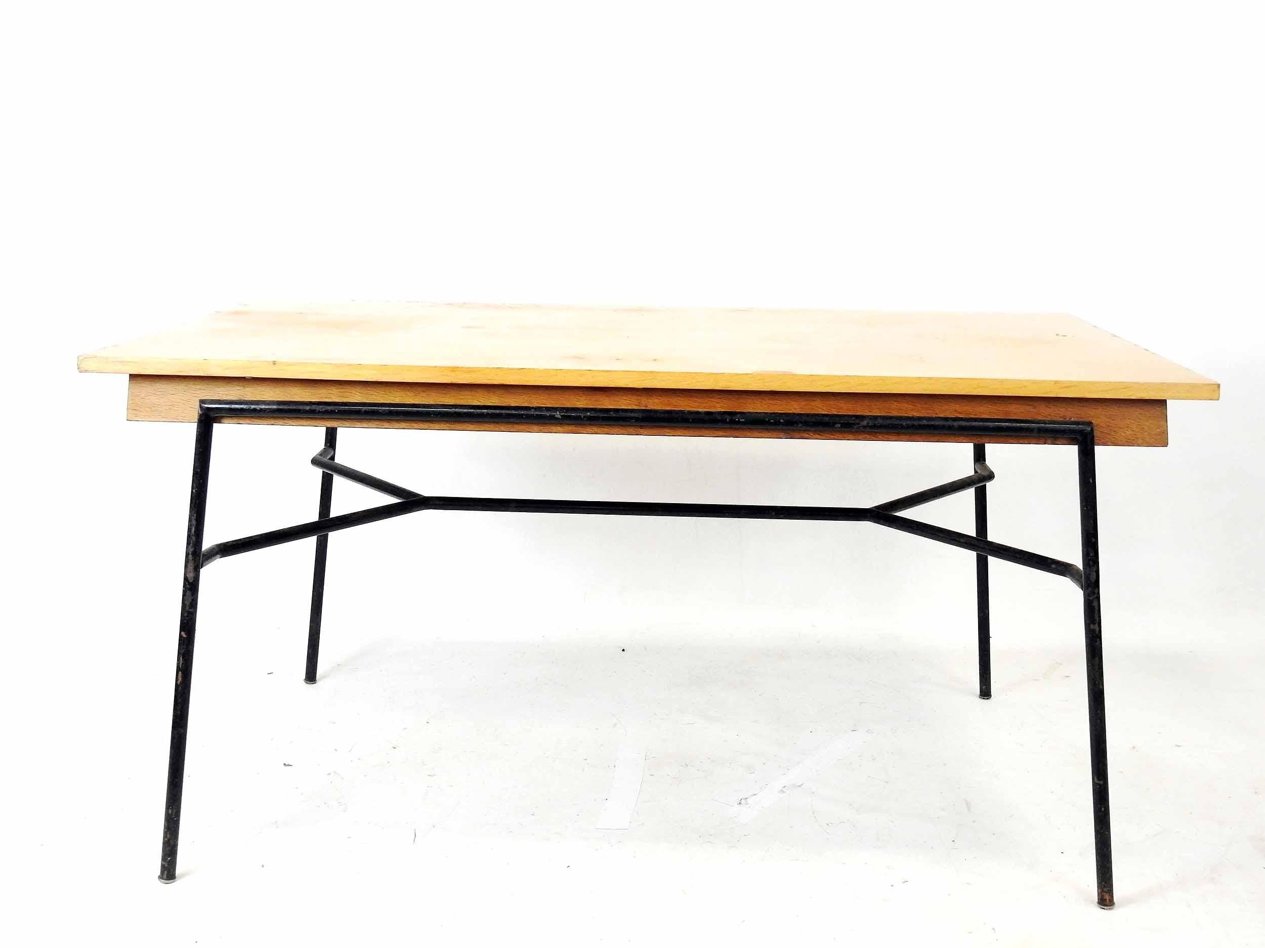Table de salle à manger en placage de chêne, base en métal tubulaire noirci
petit manque de placage, éraflures
