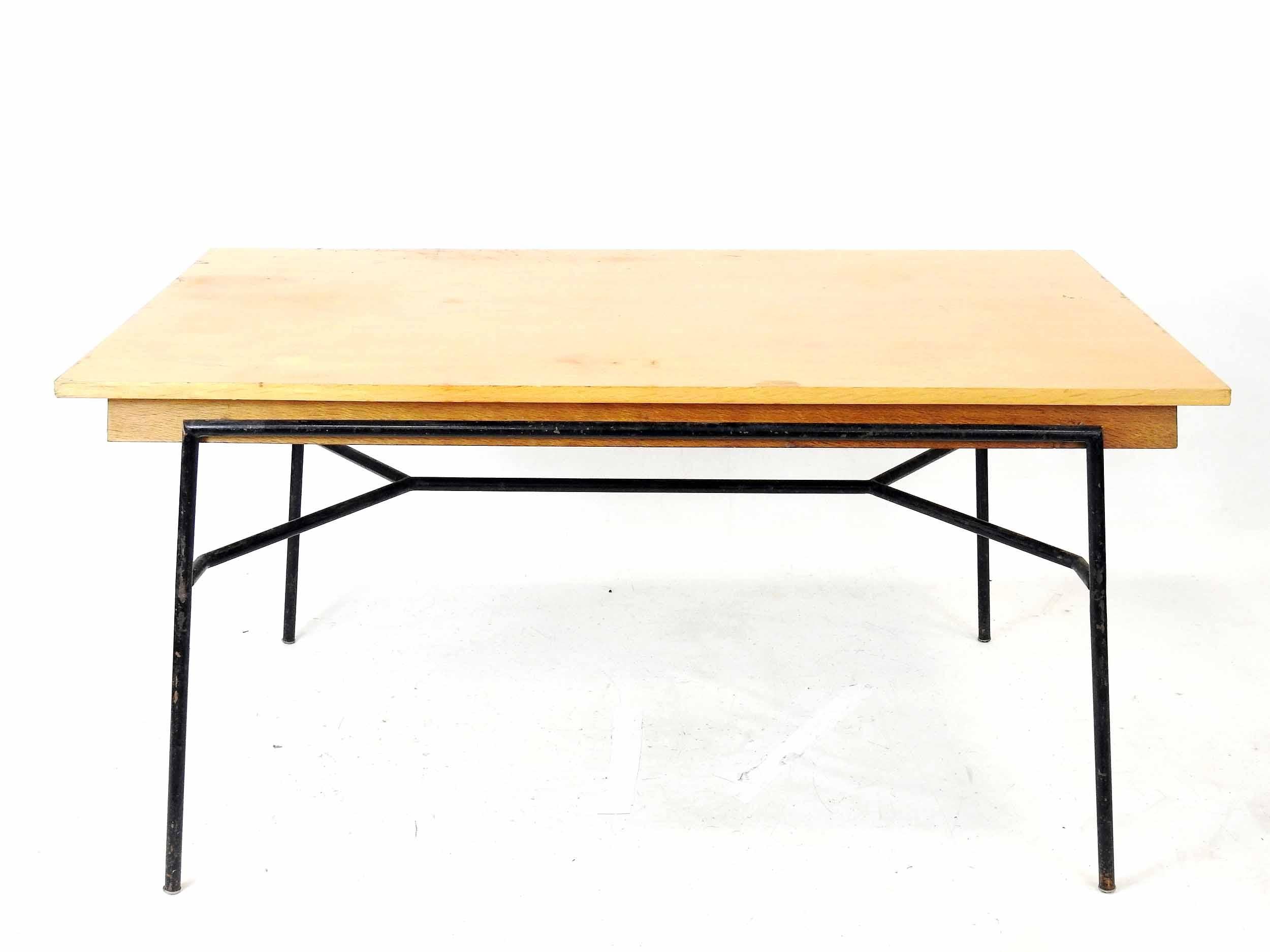 Mid-Century Modern Table de salle à manger en placage de chêne, base en métal tubulaire noirci, vers 1950 en vente
