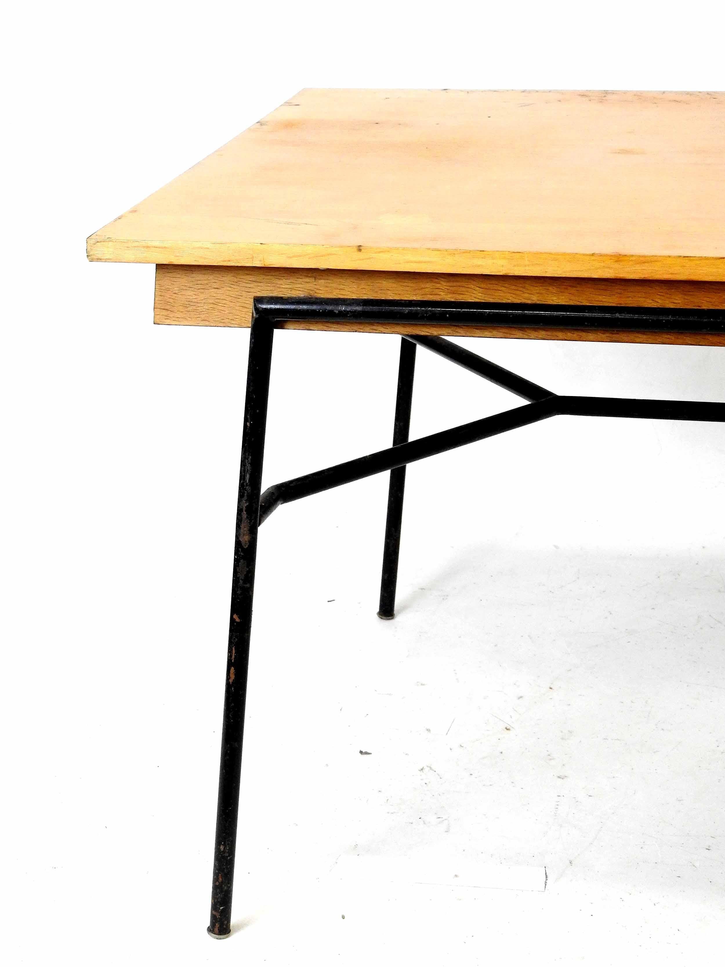 Français Table de salle à manger en placage de chêne, base en métal tubulaire noirci, vers 1950 en vente