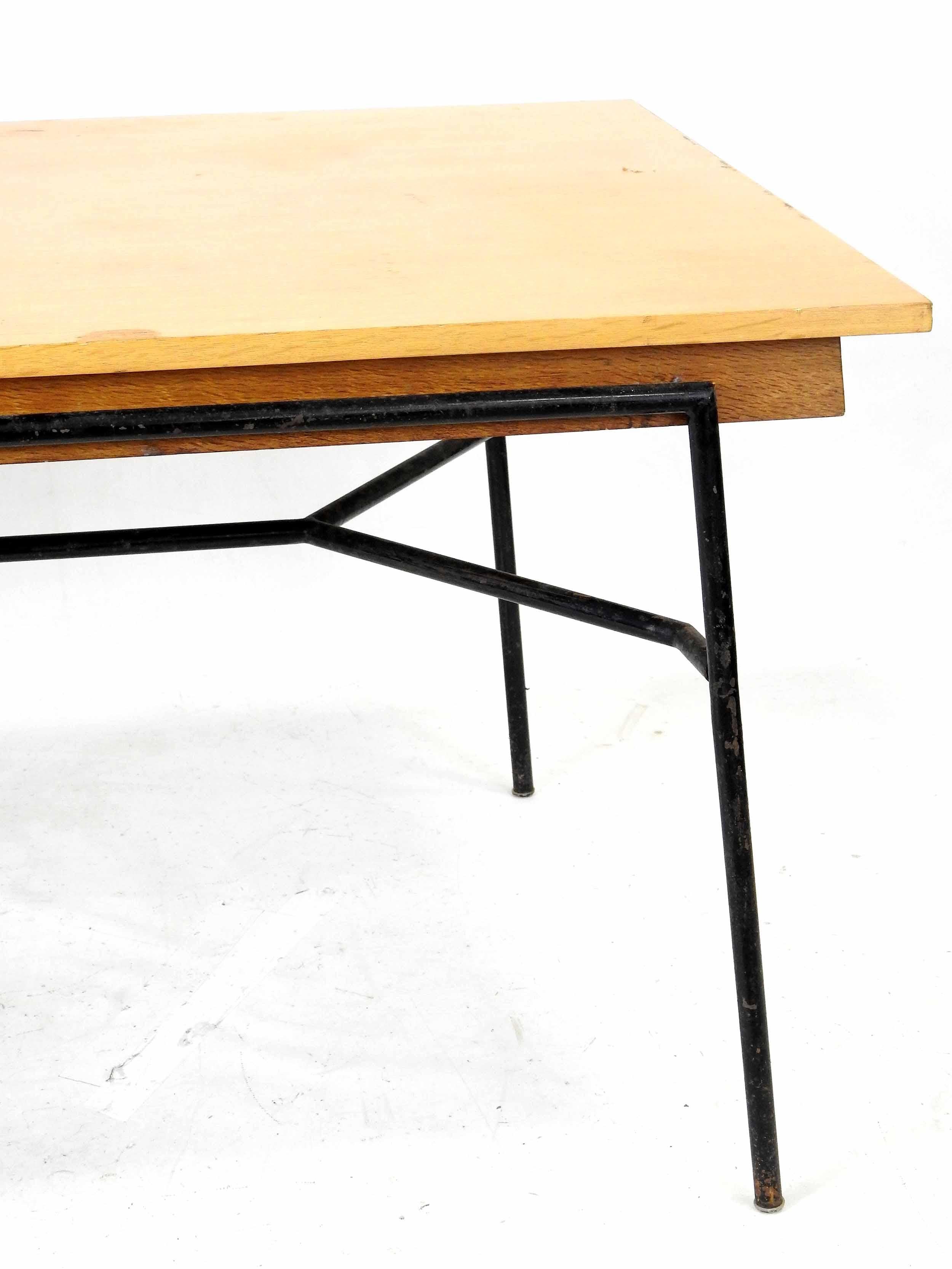 Placage Table de salle à manger en placage de chêne, base en métal tubulaire noirci, vers 1950 en vente