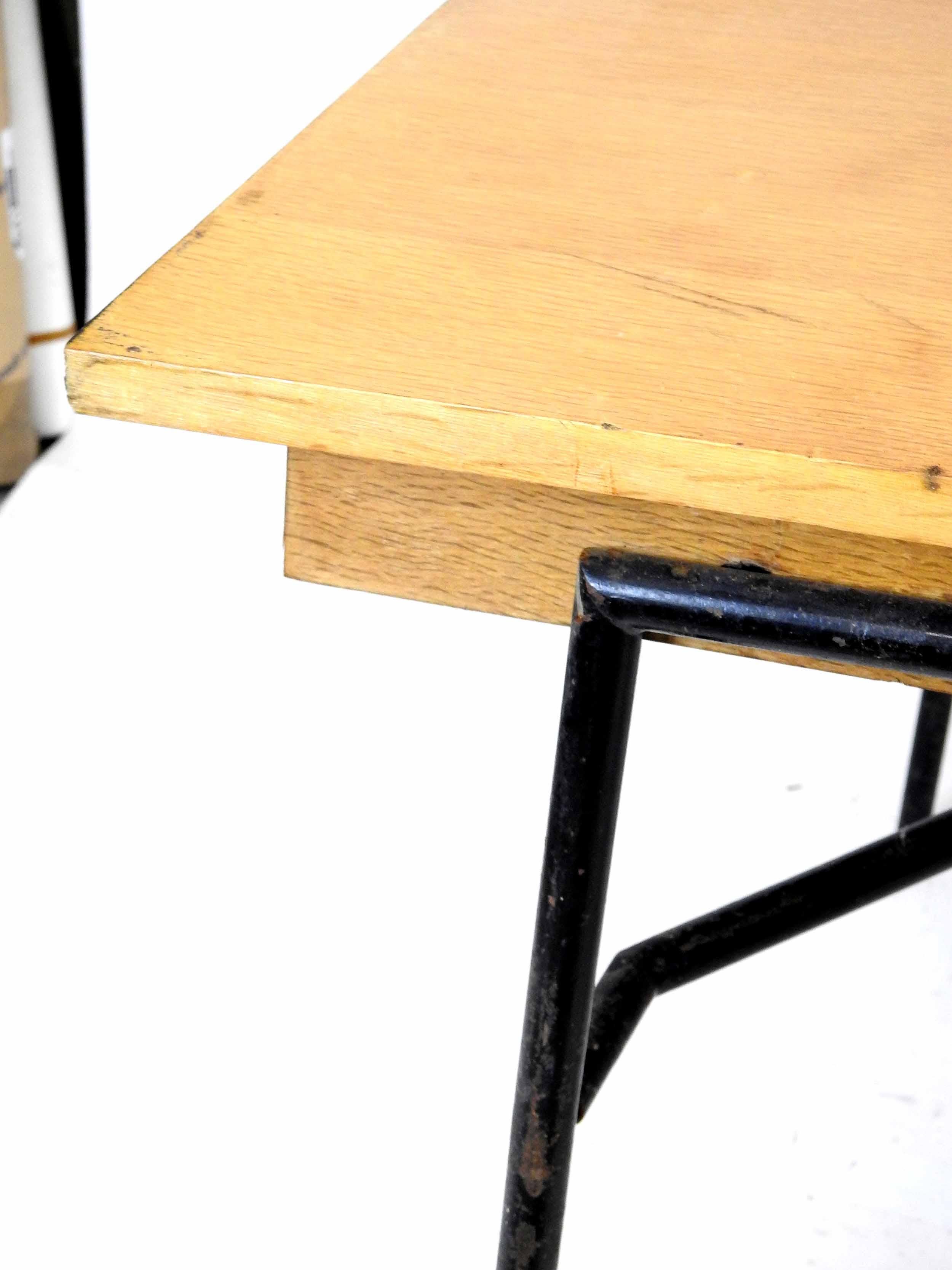 Table de salle à manger en placage de chêne, base en métal tubulaire noirci, vers 1950 Bon état - En vente à Saint-Ouen, FR