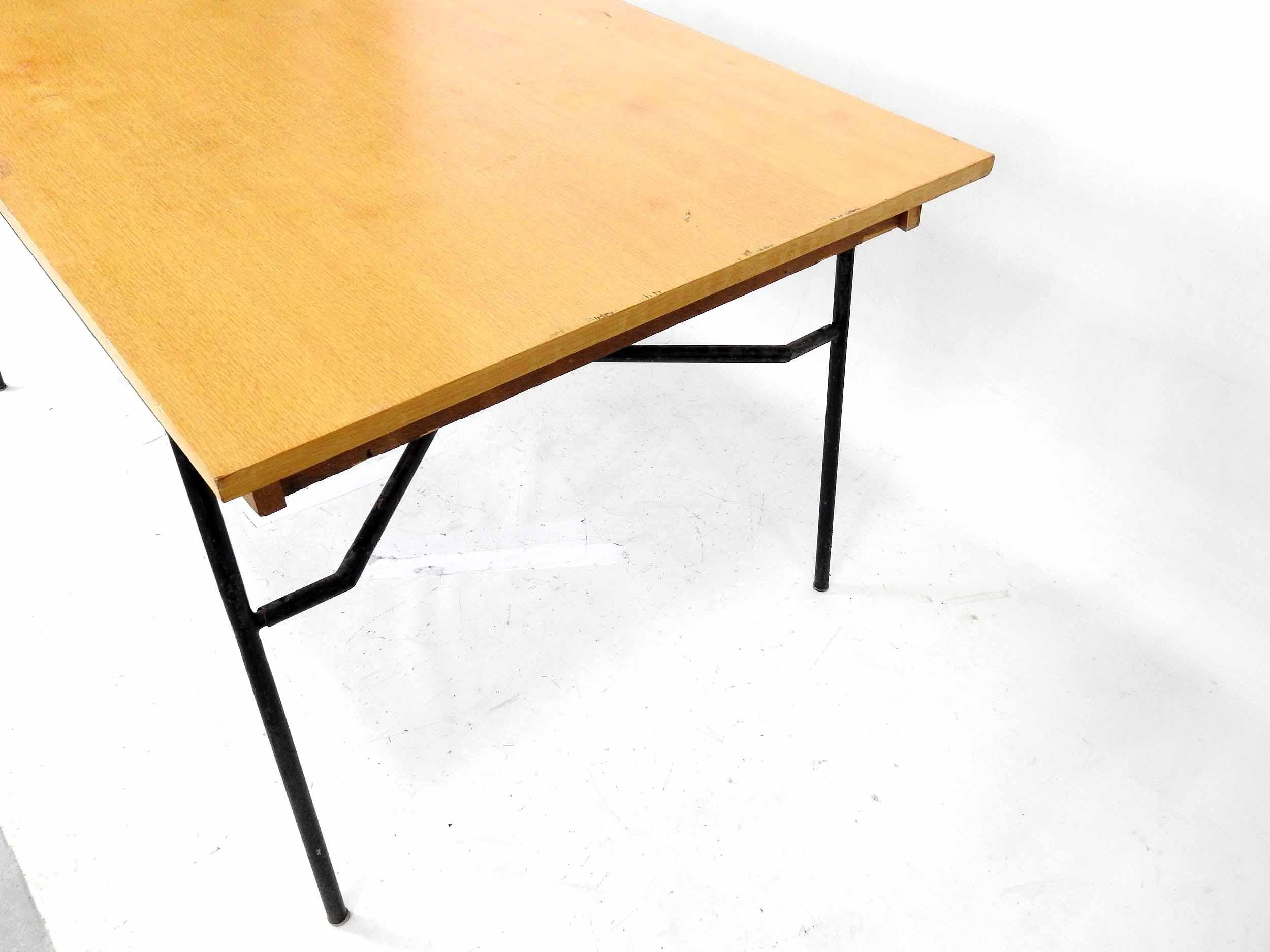 Métal Table de salle à manger en placage de chêne, base en métal tubulaire noirci, vers 1950 en vente