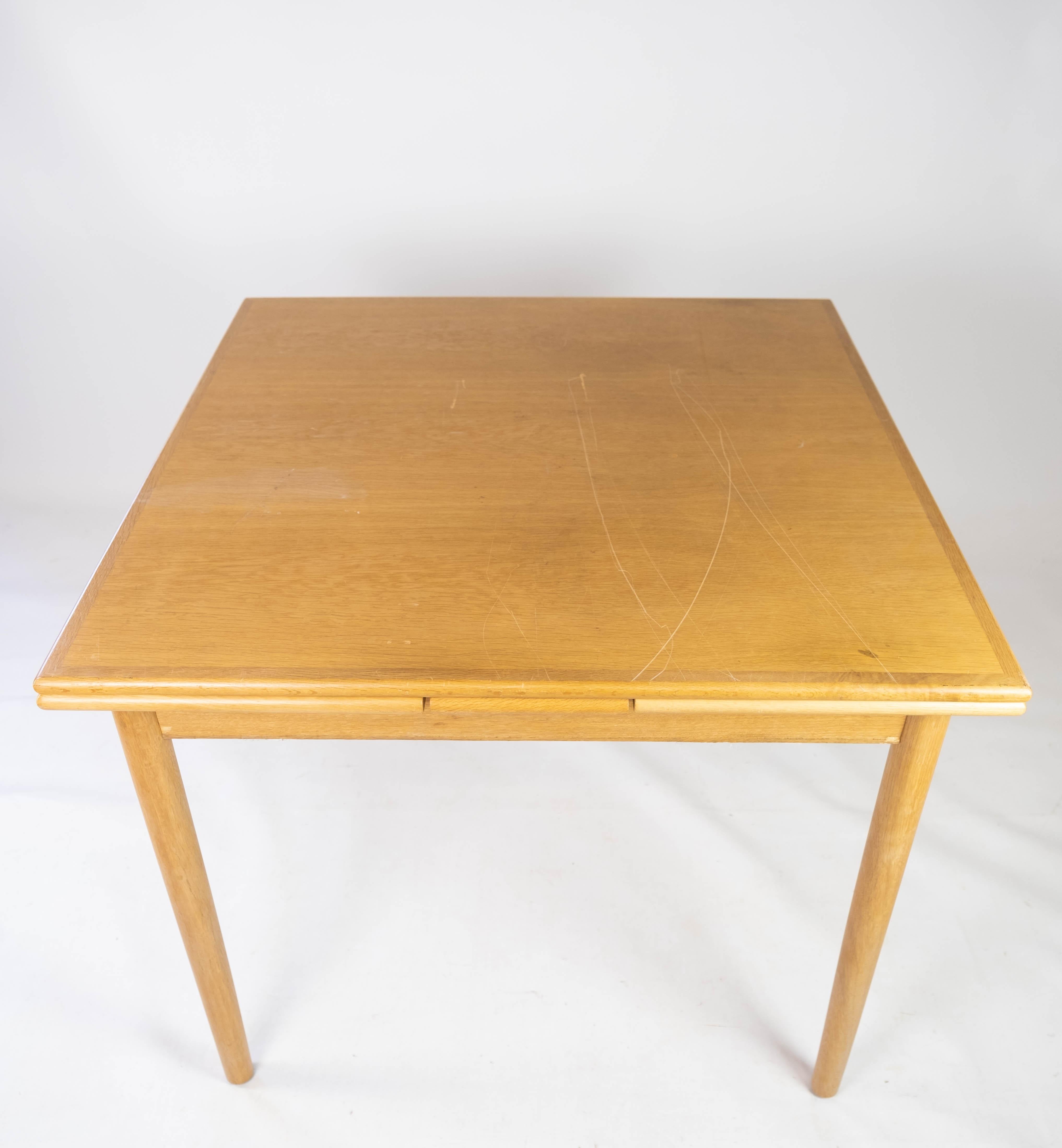 Cette table de salle à manger de conception danoise datant des années 1960 respire le charme et la fonctionnalité du milieu du siècle. Fabriqué en chêne, un bois durable et polyvalent, il incarne l'attrait intemporel du design scandinave.

La table