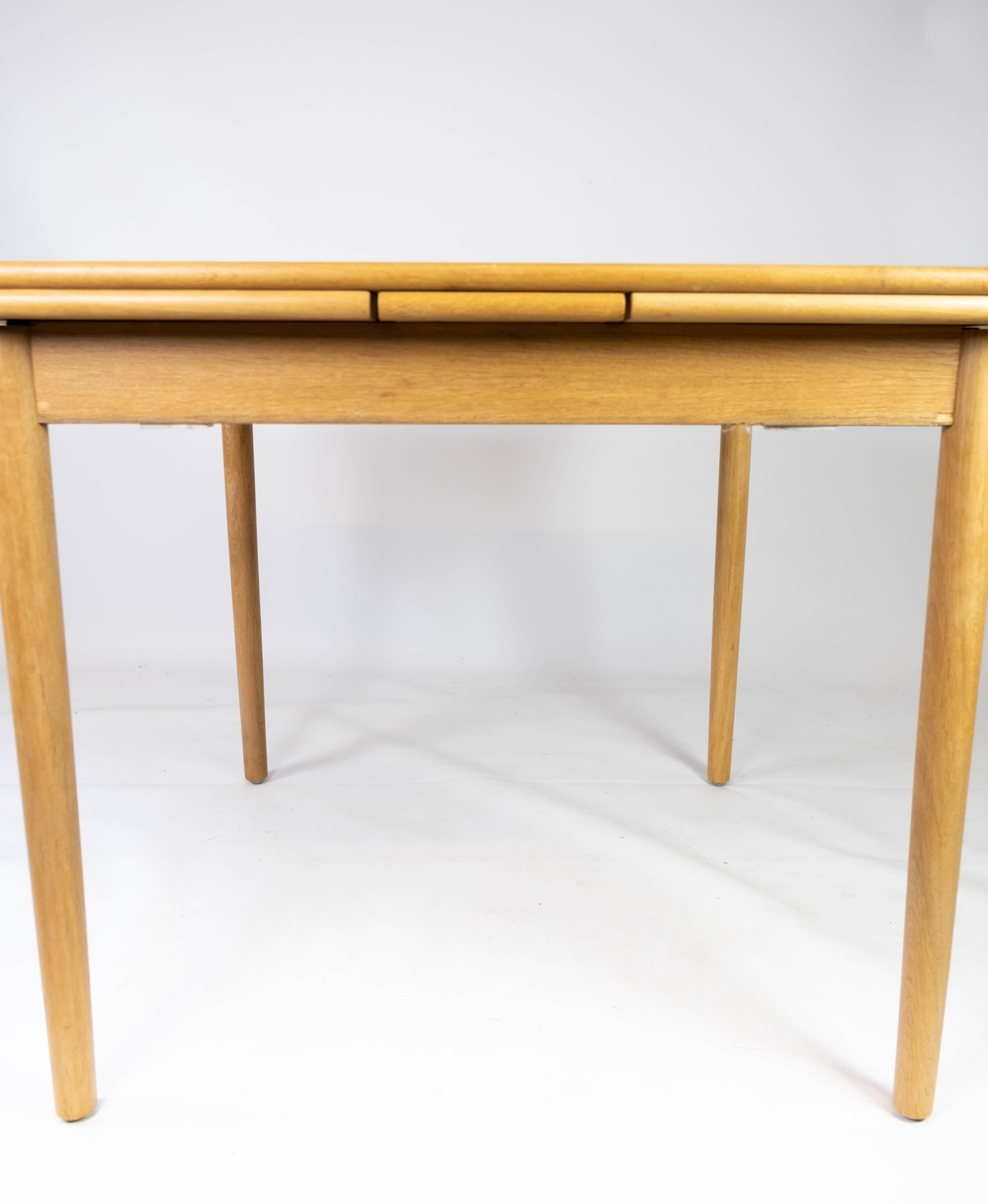 Danois Table de salle à manger en chêne avec rallonges, design danois des années 1960 en vente