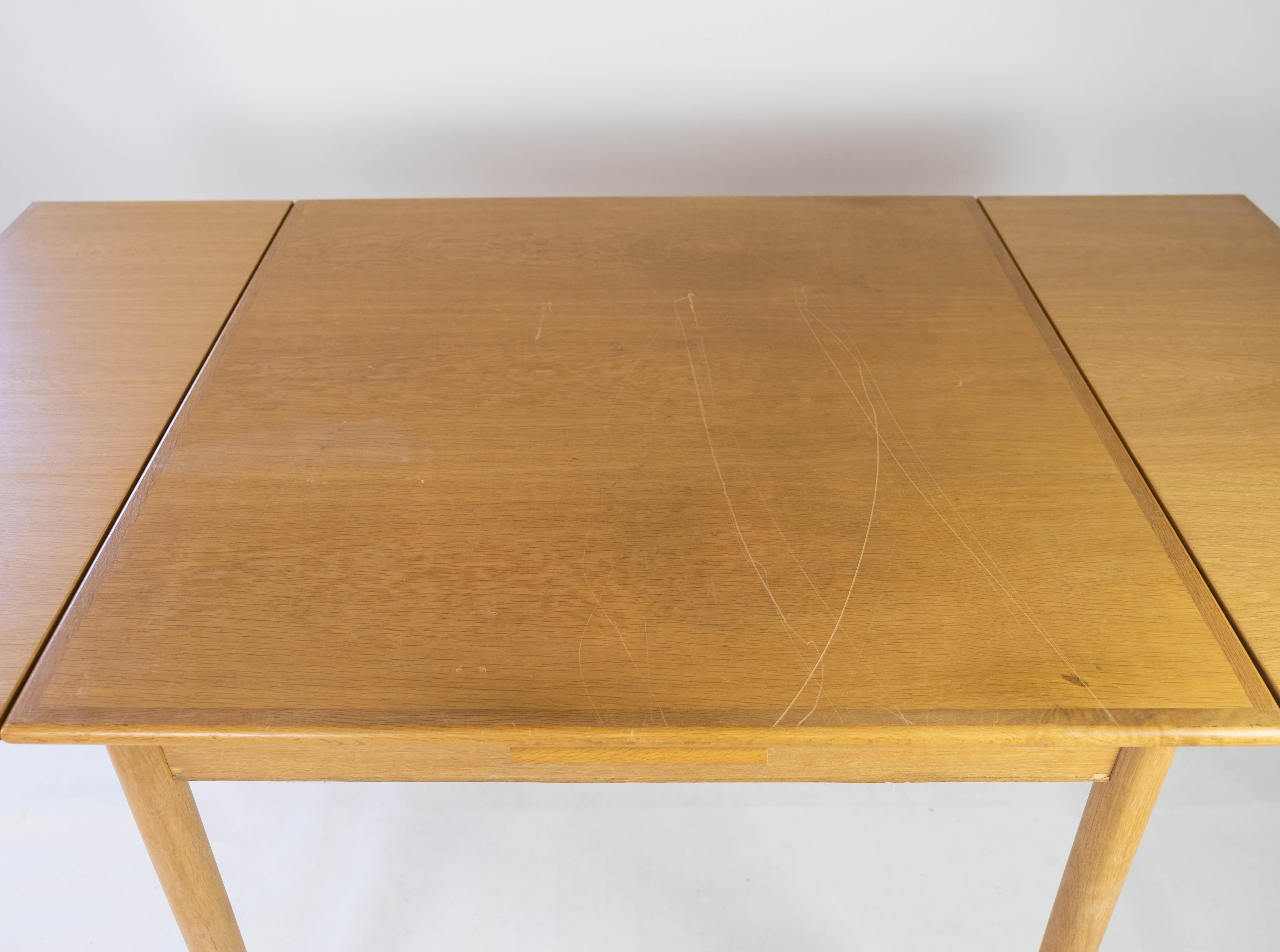 Chêne Table de salle à manger en chêne avec rallonges, design danois des années 1960 en vente