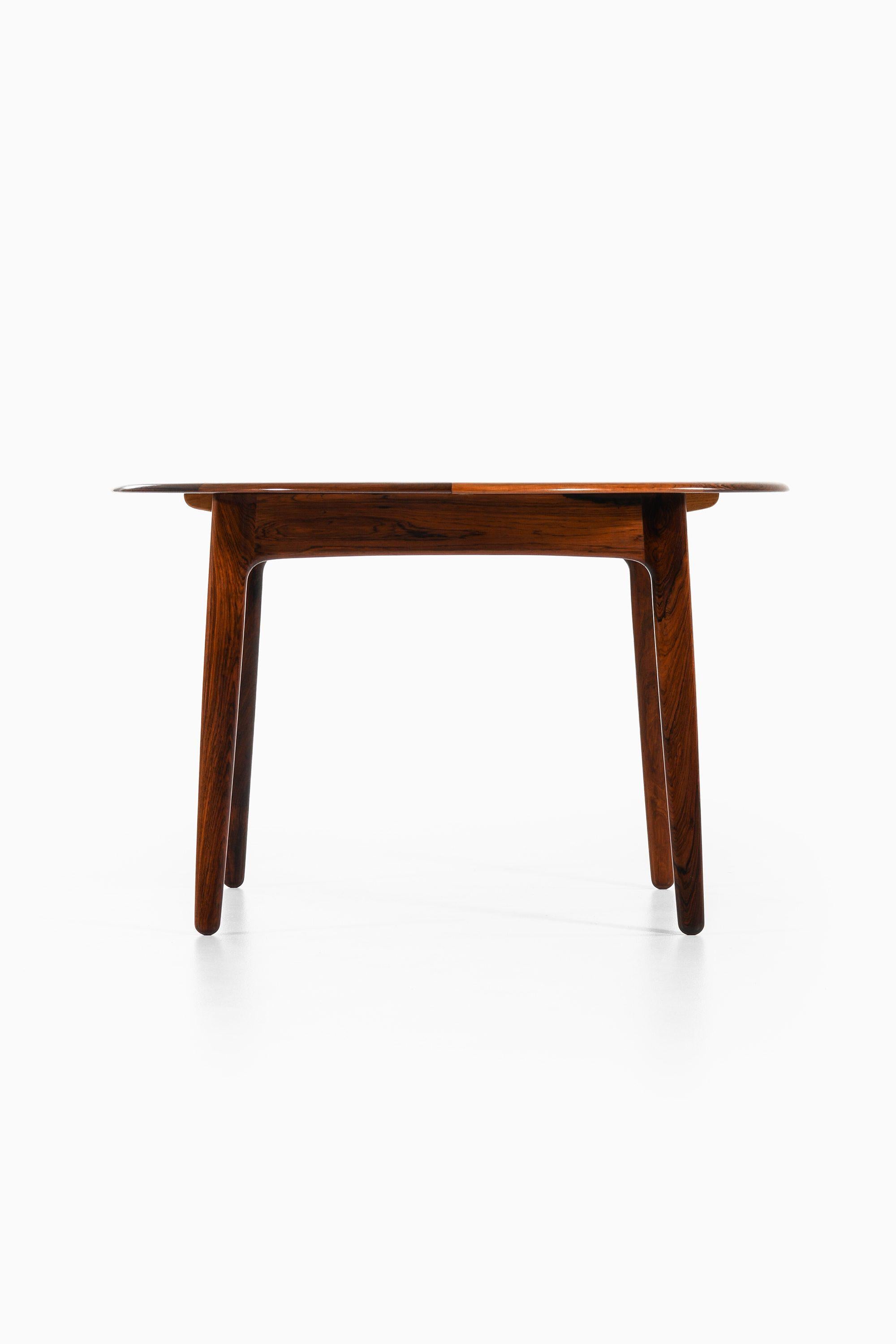 Tavolo da pranzo in palissandro e ottone di Svend Aage Madsen, anni '60

Informazioni aggiuntive:
Materiale: Palissandro e ottone
Stile: Metà secolo, Scandinavo
Prodotto da K. Knudsen & Søn in Danimarca
Dimensioni (L x P x H): 115 (173,5) x 115 x 72