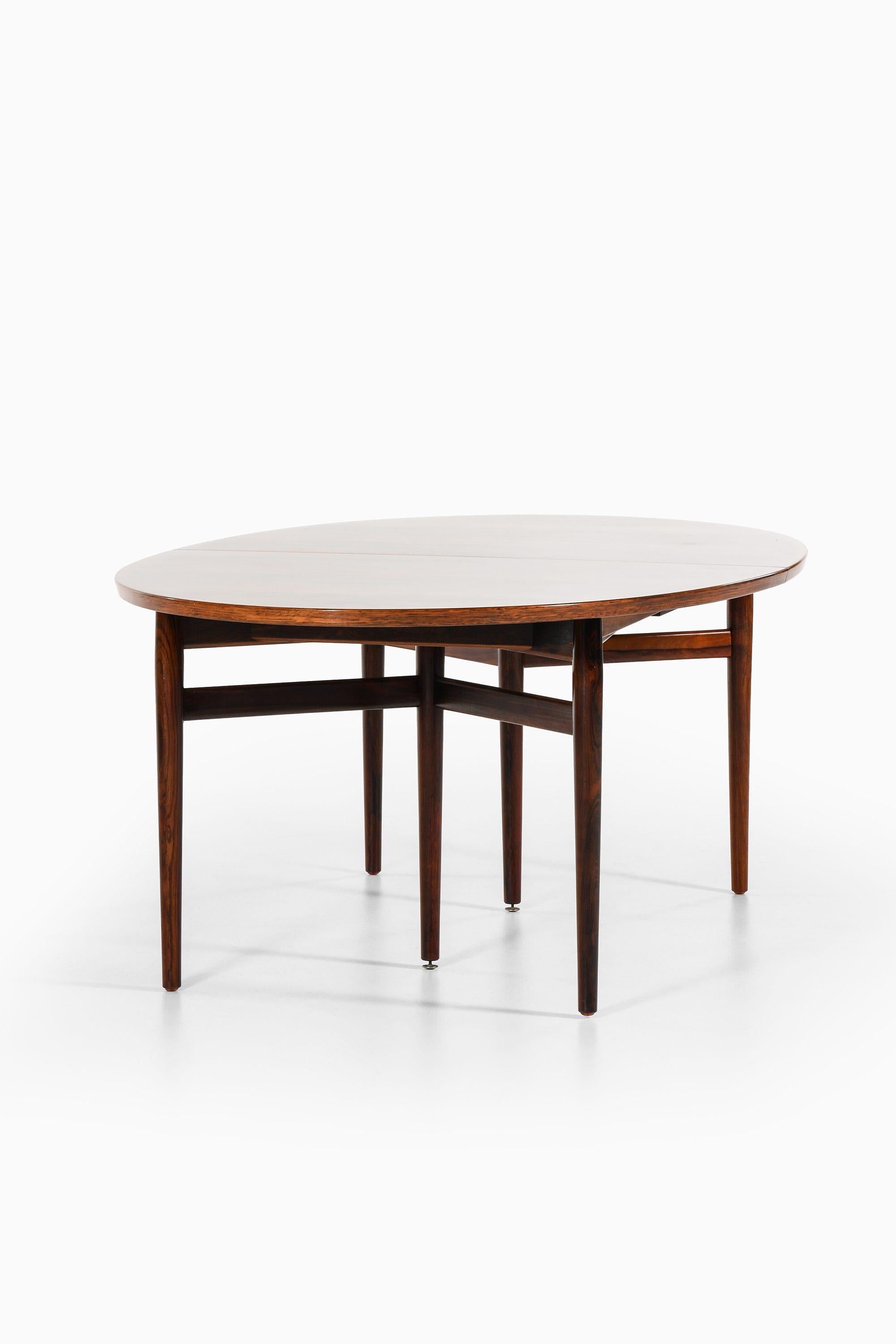 Table de salle à manger en bois de rose et cuir d'Arne Vodder, années 1950

Informations supplémentaires :
MATERIAL : Bois de rose, cuir
Style : Milieu du siècle, Scandinave
Rare table de salle à manger modèle 212
Produit par Sibast møbelfabrik au