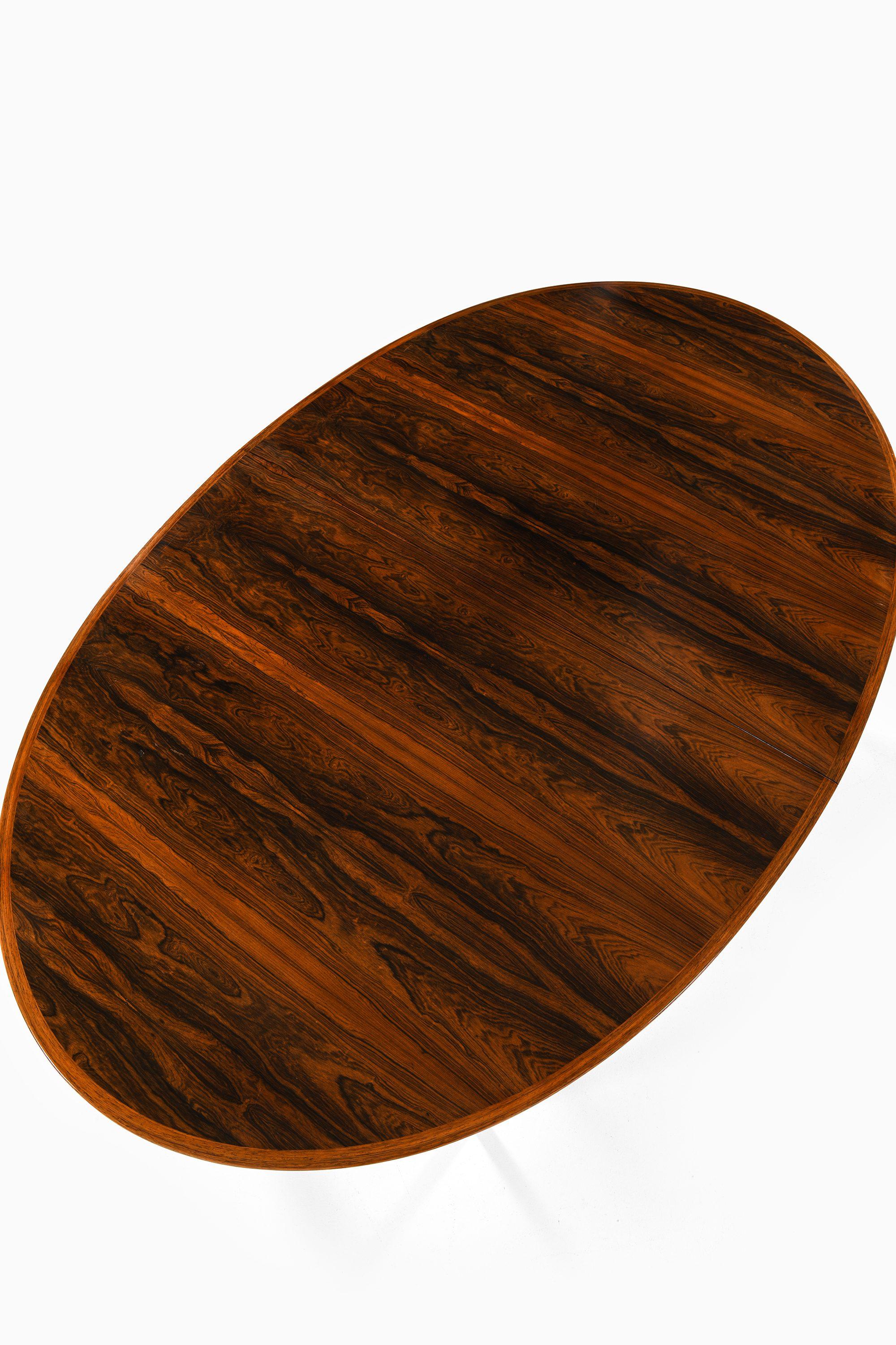 Scandinave moderne Table de salle à manger en bois de rose et cuir d'Arne Vodder, années 1950 en vente