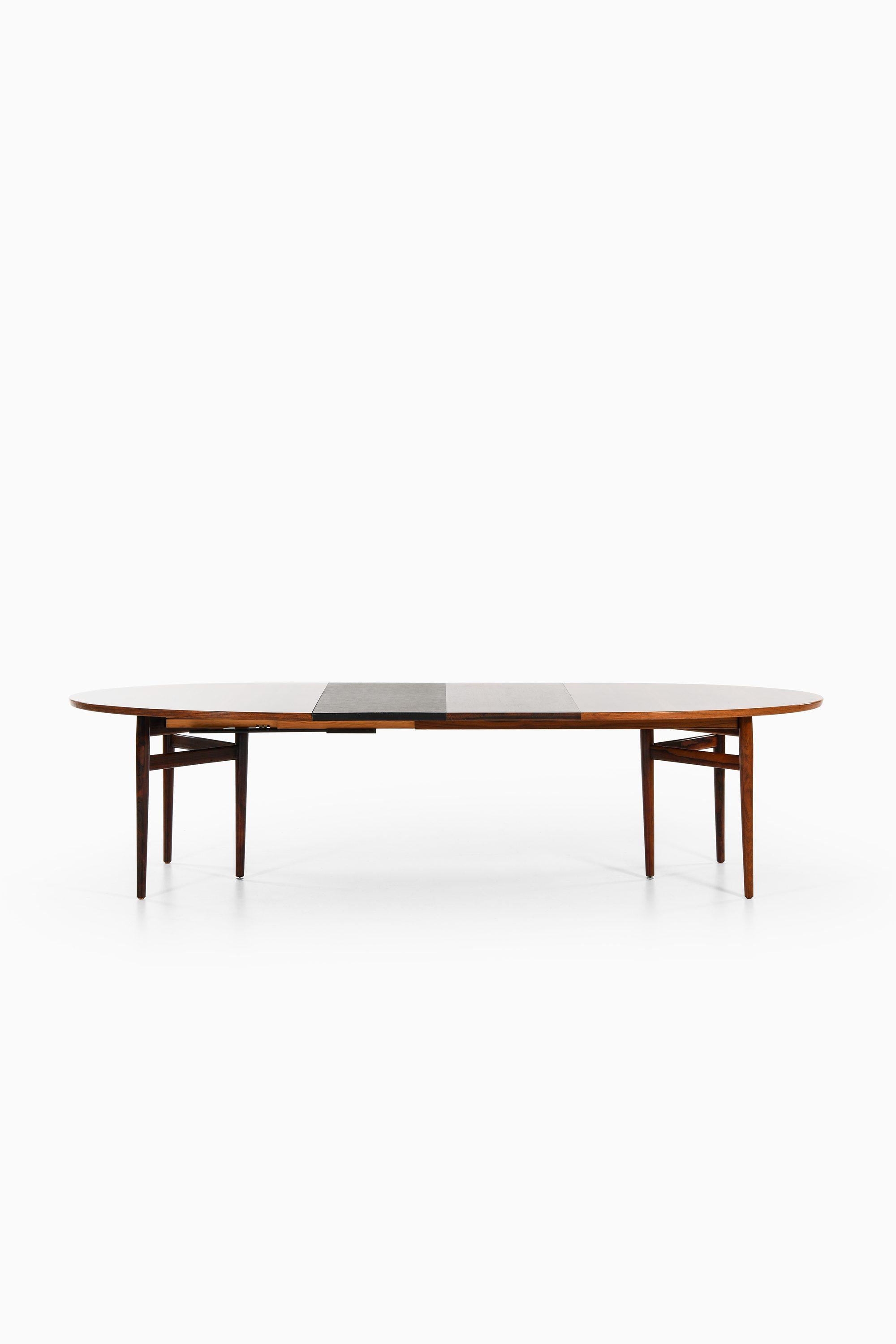 Danois Table de salle à manger en bois de rose et cuir d'Arne Vodder, années 1950 en vente