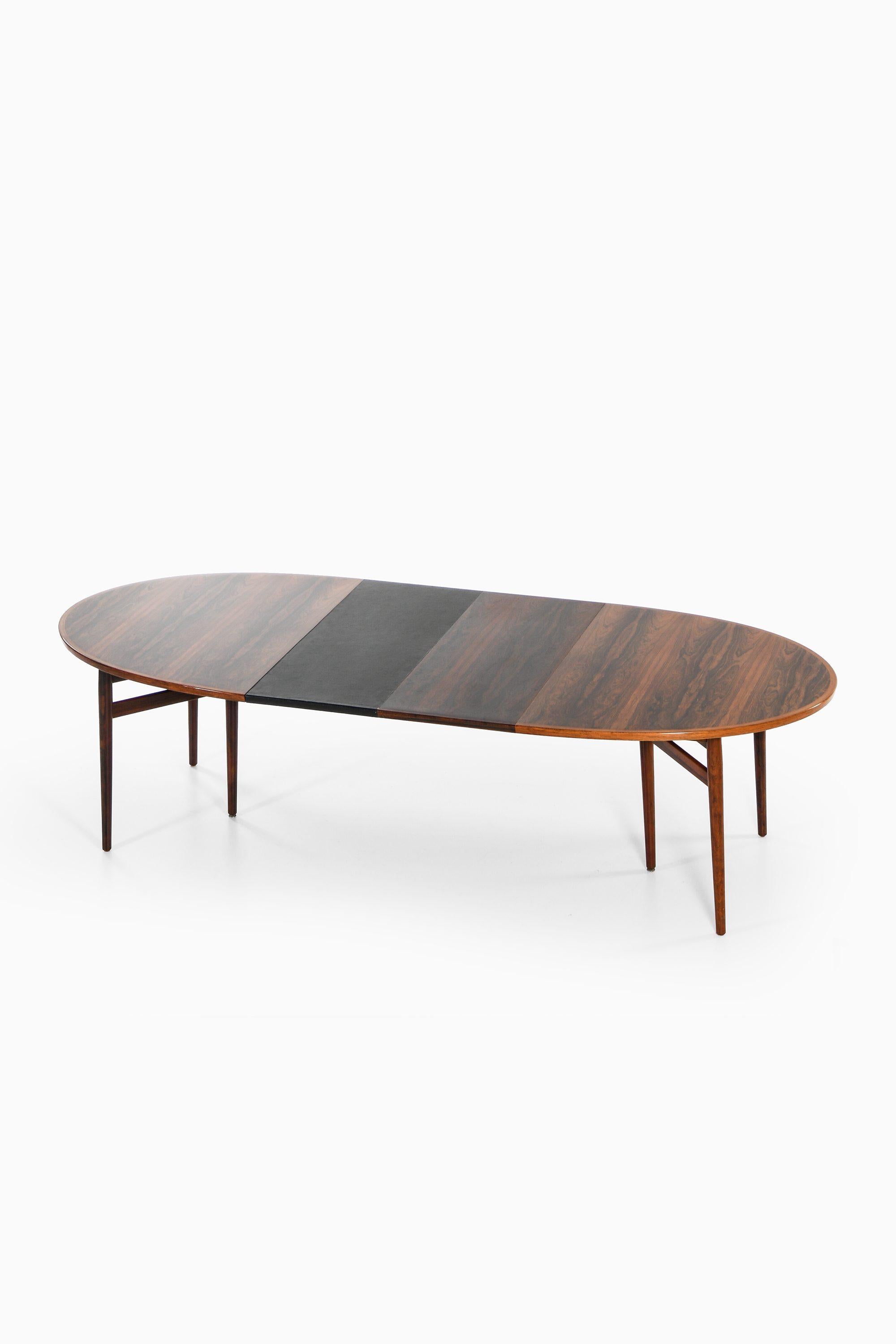 20ième siècle Table de salle à manger en bois de rose et cuir d'Arne Vodder, années 1950 en vente
