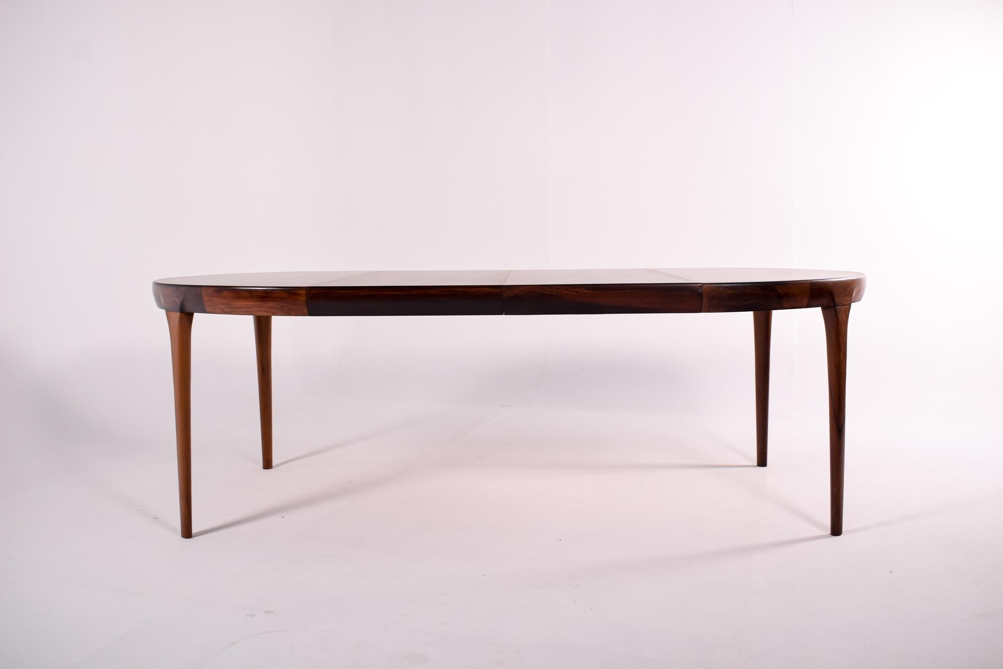 Extendable round dining table with a beautifull design, manufactured by Faarup Mobelfabrik in Denmark, circa 1960. This fantastic table is made of high quality rosewood and has two extension leaves, with 50 cm each. It is a beautiful Danish piece