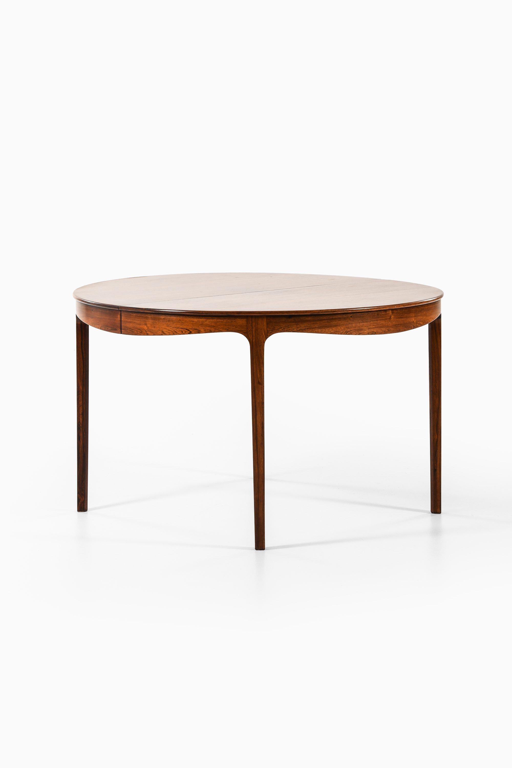 Dining Table in Rosewood by Ole Wanscher, 1945

Additional Information:
Material: Rosewood
Style: Mid century, Scandinavian
Produced by cabinetmaker A.J. Iversen in Denmark
Dimensions (W x D x H): 125 [185] x 125 x 74 cm
Condition: Good vintage