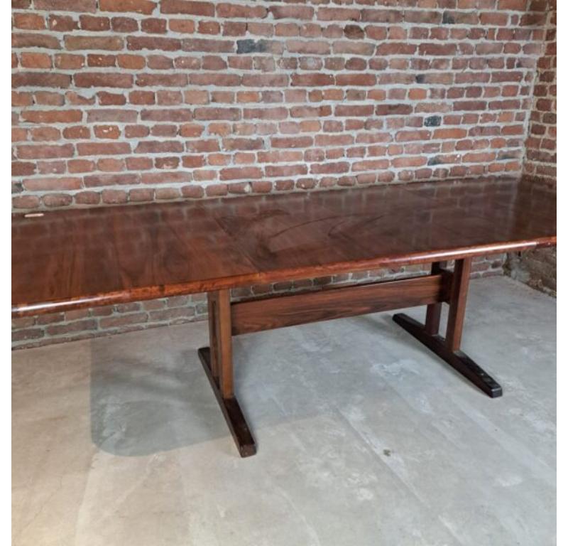 Table de salle à manger en bois de rose, Danemark, 1960

Informations complémentaires :
Pays de fabrication - Danemark
Période de conception - 1960
Période de production - 1960
Style - Midcentury / Design/One
Matière - Bois de rose
Couleur -