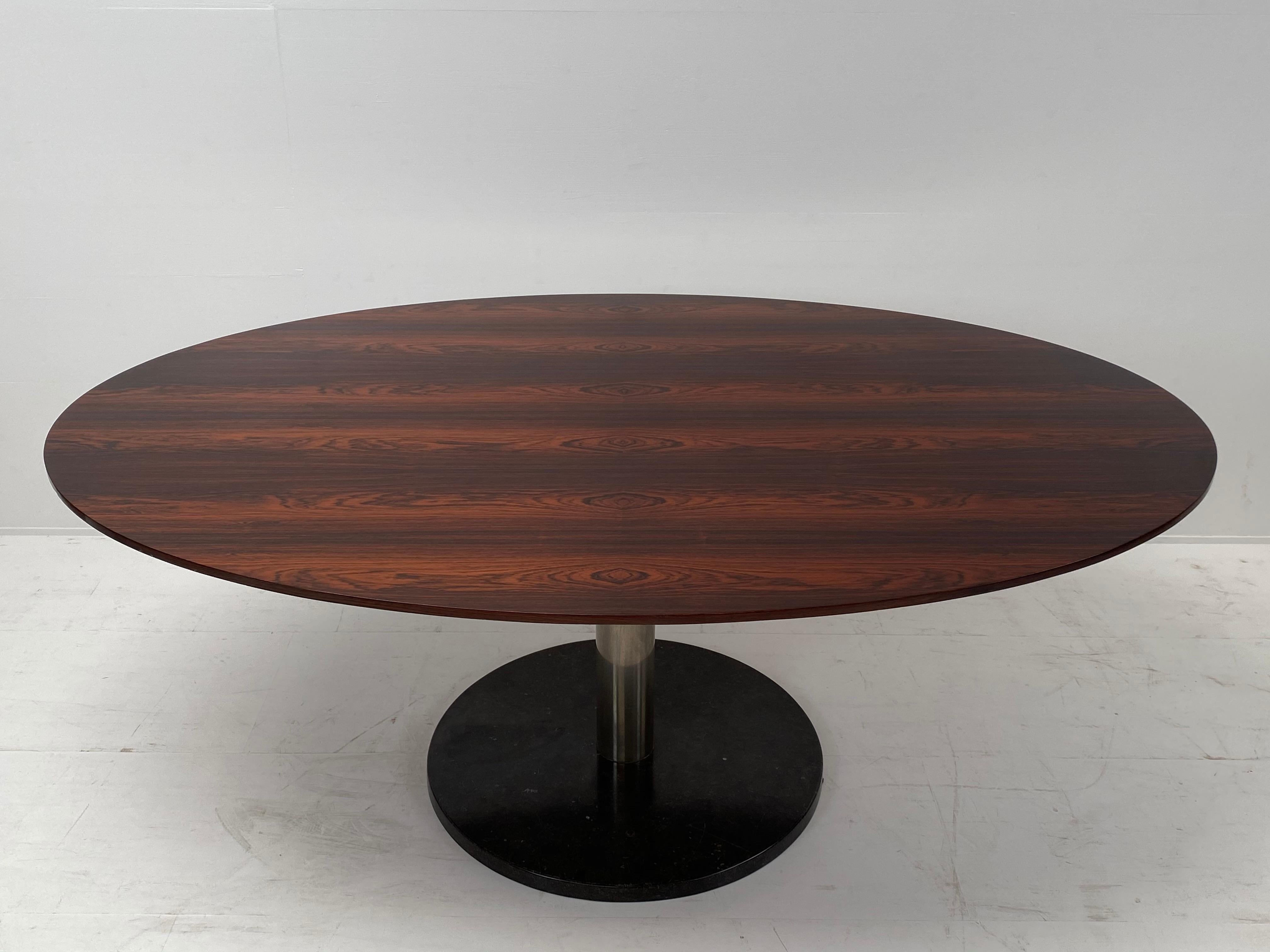 Vintage Oval Dining Table in Rosewood, Belgium by Alfred Hendrickx In Good Condition For Sale In Schellebelle, BE