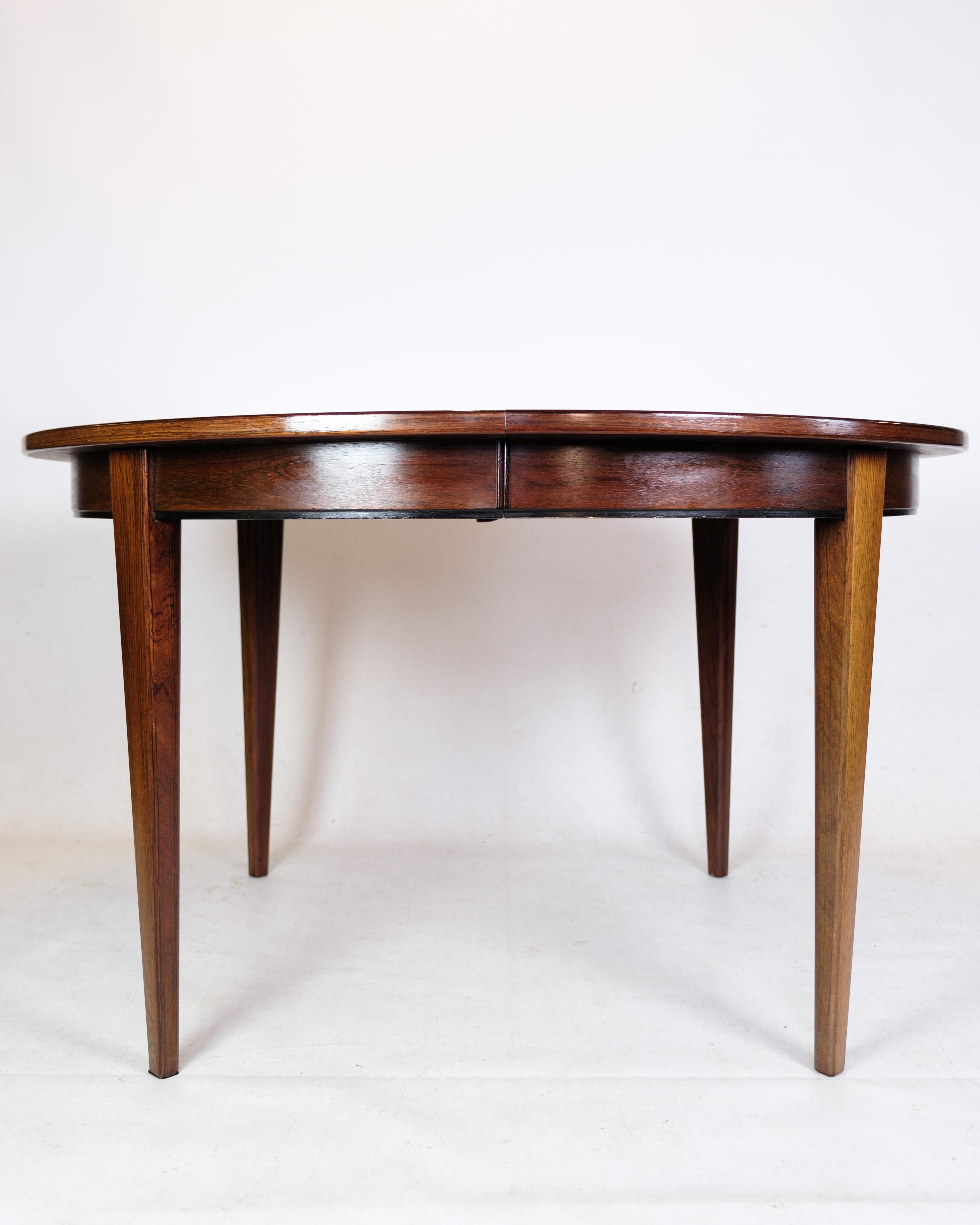 La table de salle à manger en bois de rose, conçue par Design/One Jun. A/S, modèle no. 55 et datant d'environ les années 1960, représente un bel exemple du design de meubles danois du milieu du 20e siècle.

Oman Jun. A/S était réputé pour la qualité