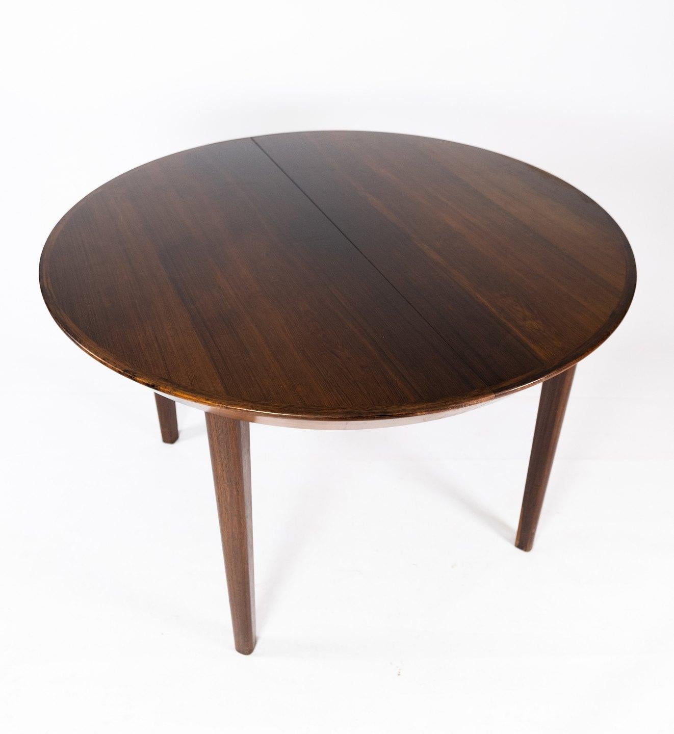 Dining table in rosewood of Danish design from the 1960s. The table is in great vintage condition and with two extension plates.
  