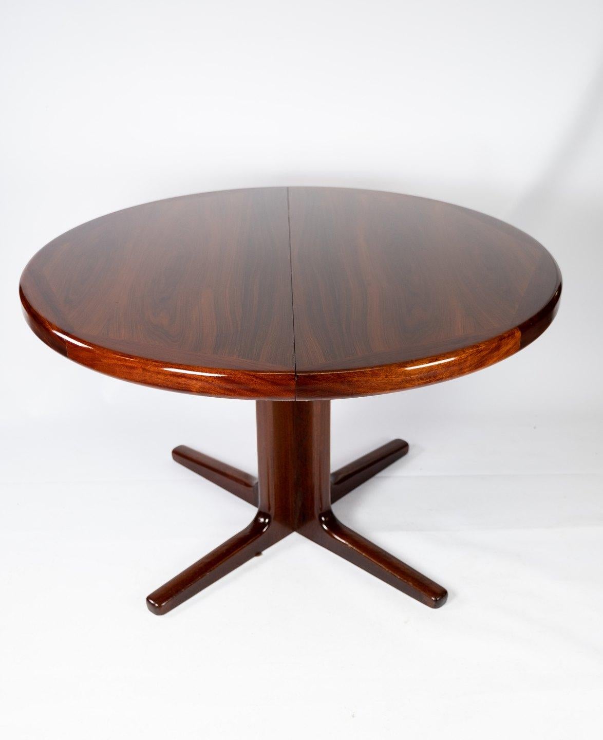 Dining table in rosewood of Danish design manufactured by Vejle furniture factory in the 1960s. The table is in great vintage condition and with two belonging extension plates.